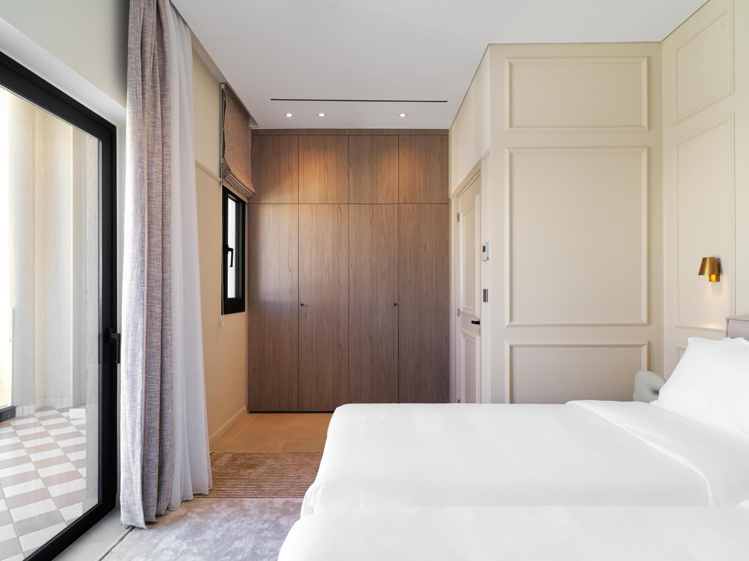LIV Mackenzie Beach Suites Larnaca, Larnaka, photo 4