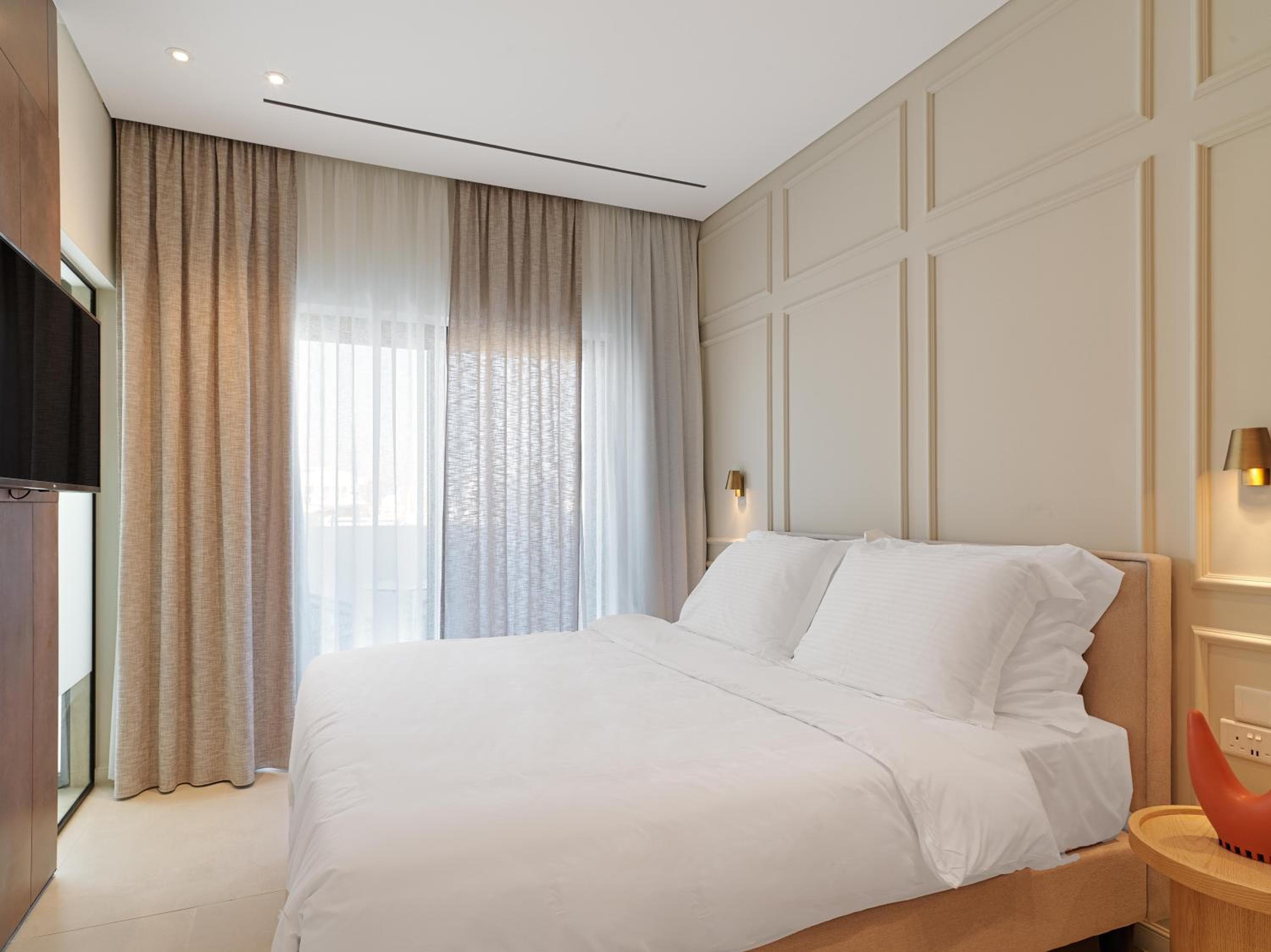 LIV Mackenzie Beach Suites Larnaca, Larnaka, photo 3