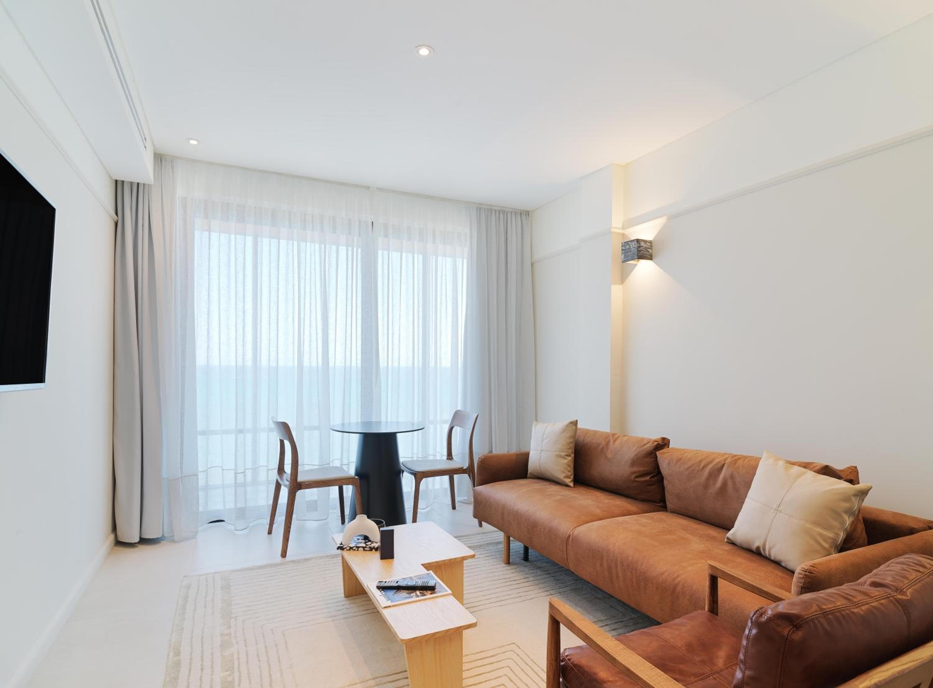 LIV Mackenzie Beach Suites Larnaca, Larnaka, photo 2