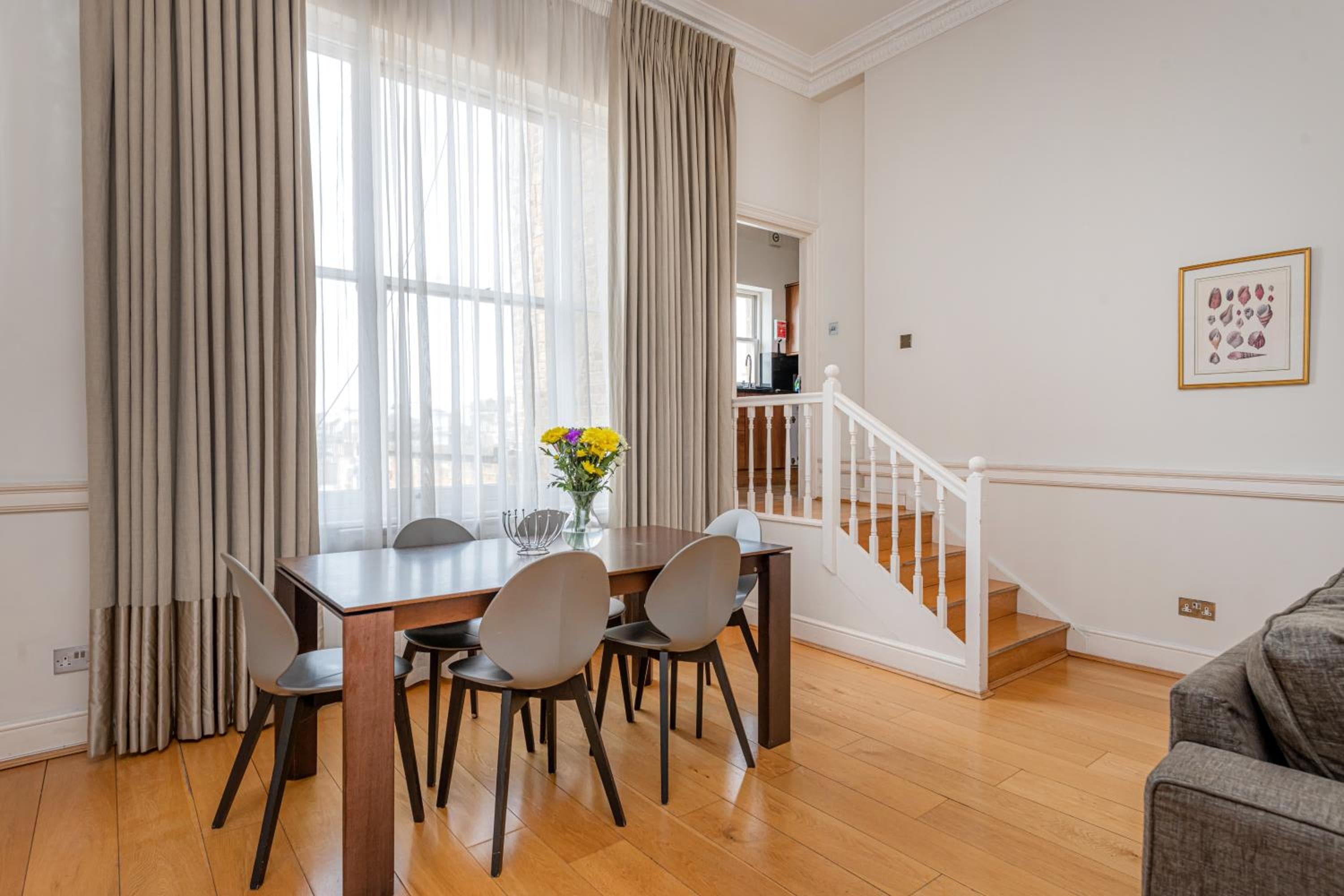 Queensgate Court Apartments, London, photo 2