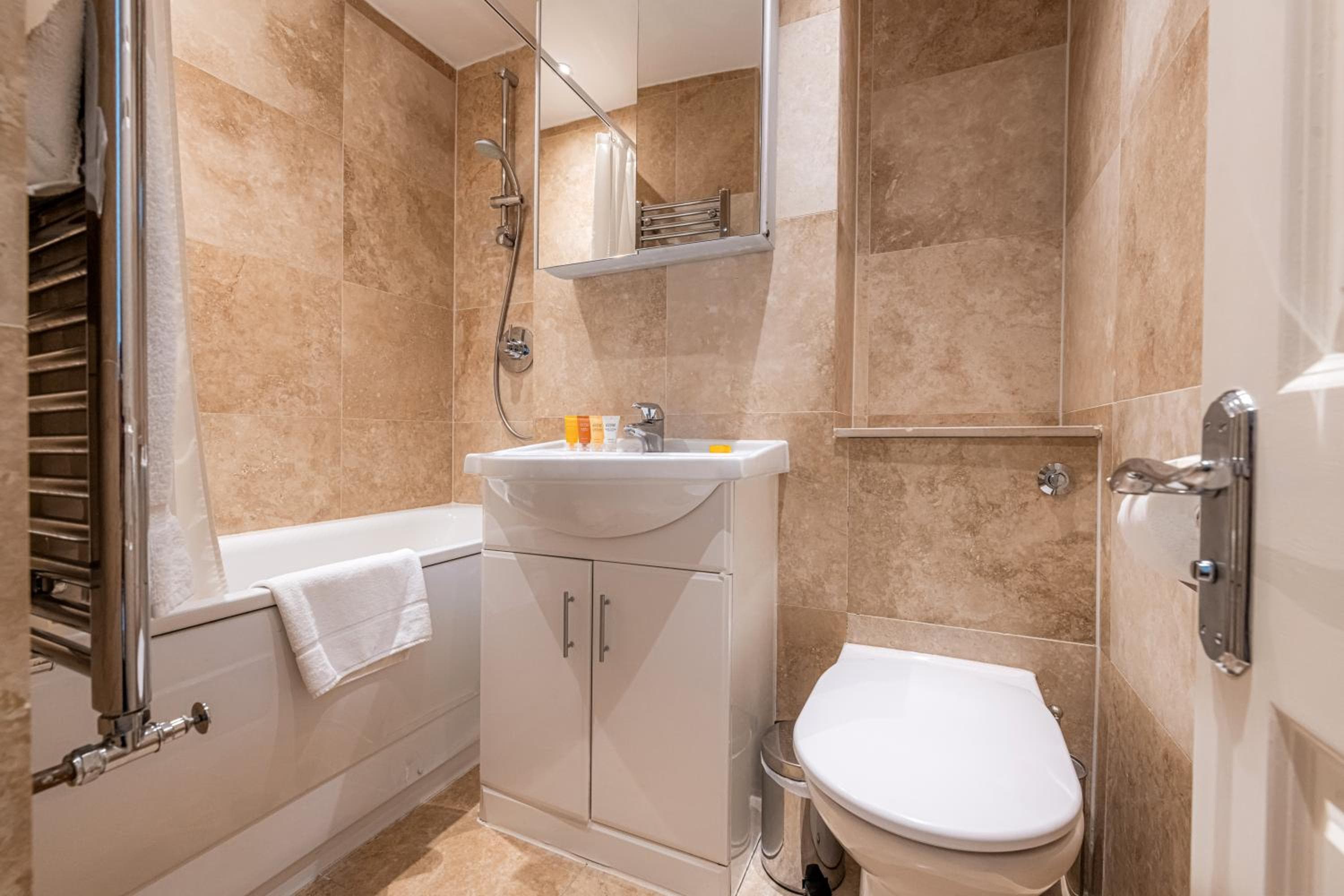 Queensgate Court Apartments, London, photo 3