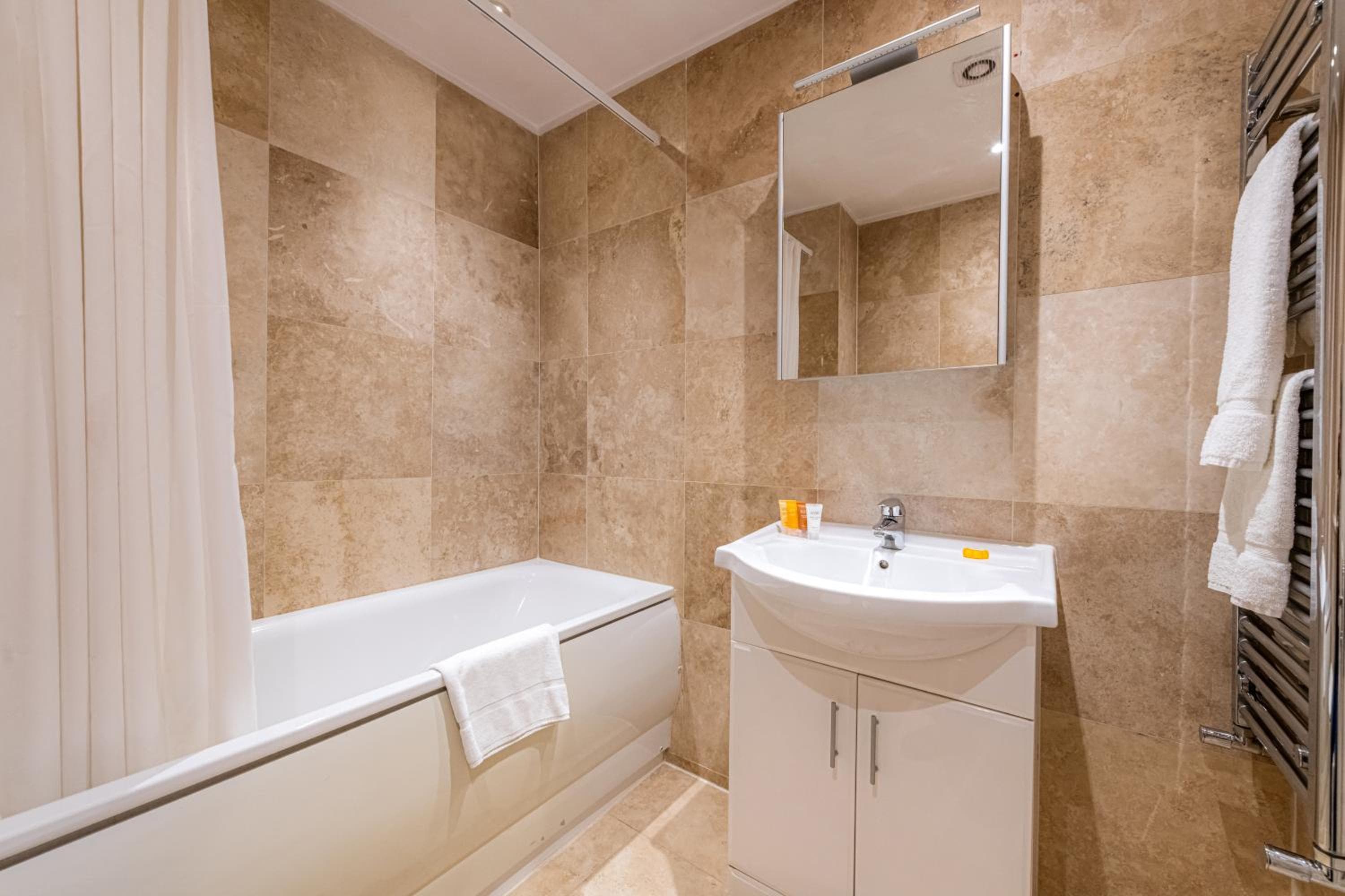 Queensgate Court Apartments, London, photo 6