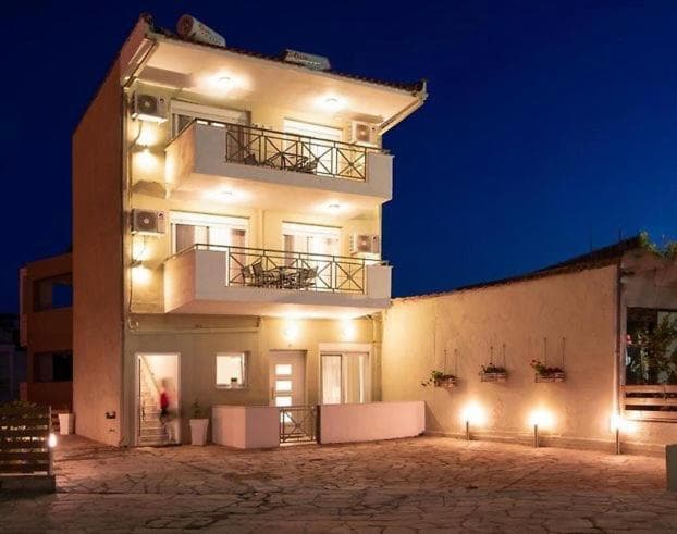 Lena Apartments 3, Potos