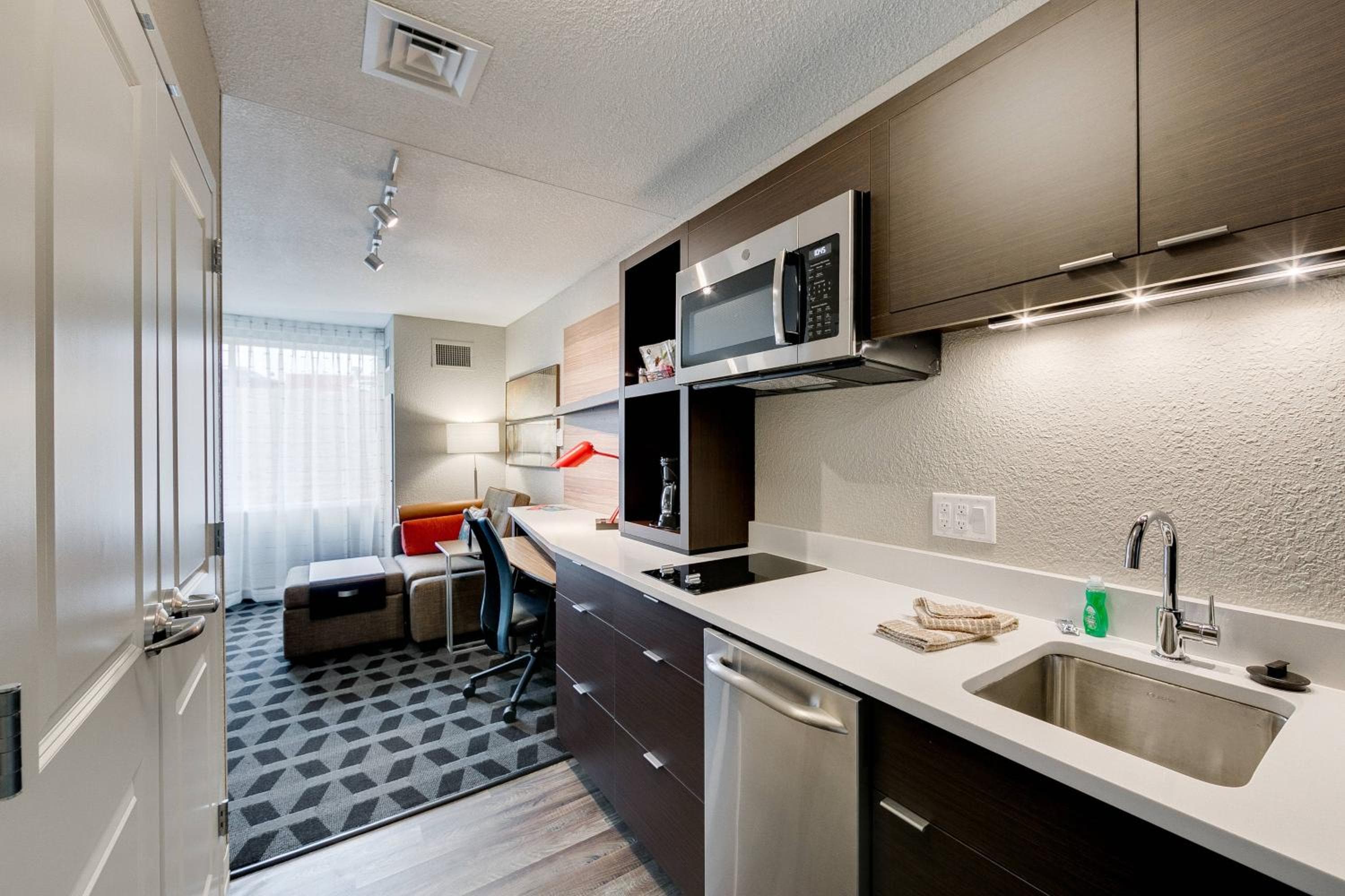 Kitchen at TownePlace Suites by Marriott Kansas City Liberty