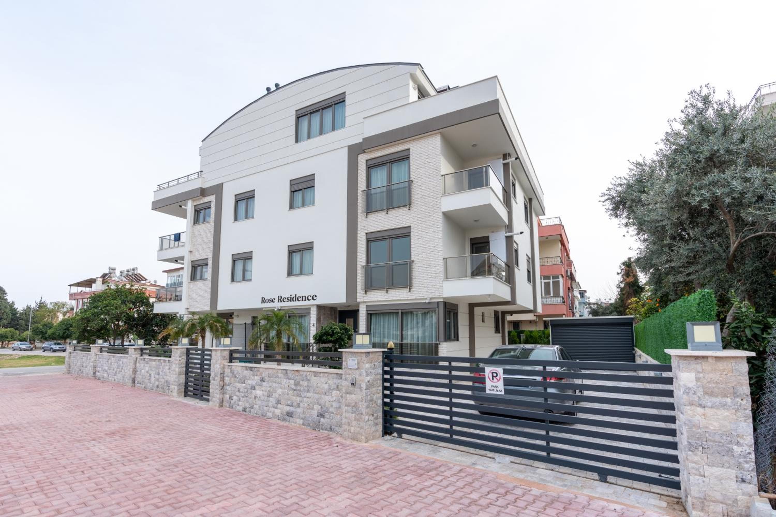 Rose Erela, Antalya