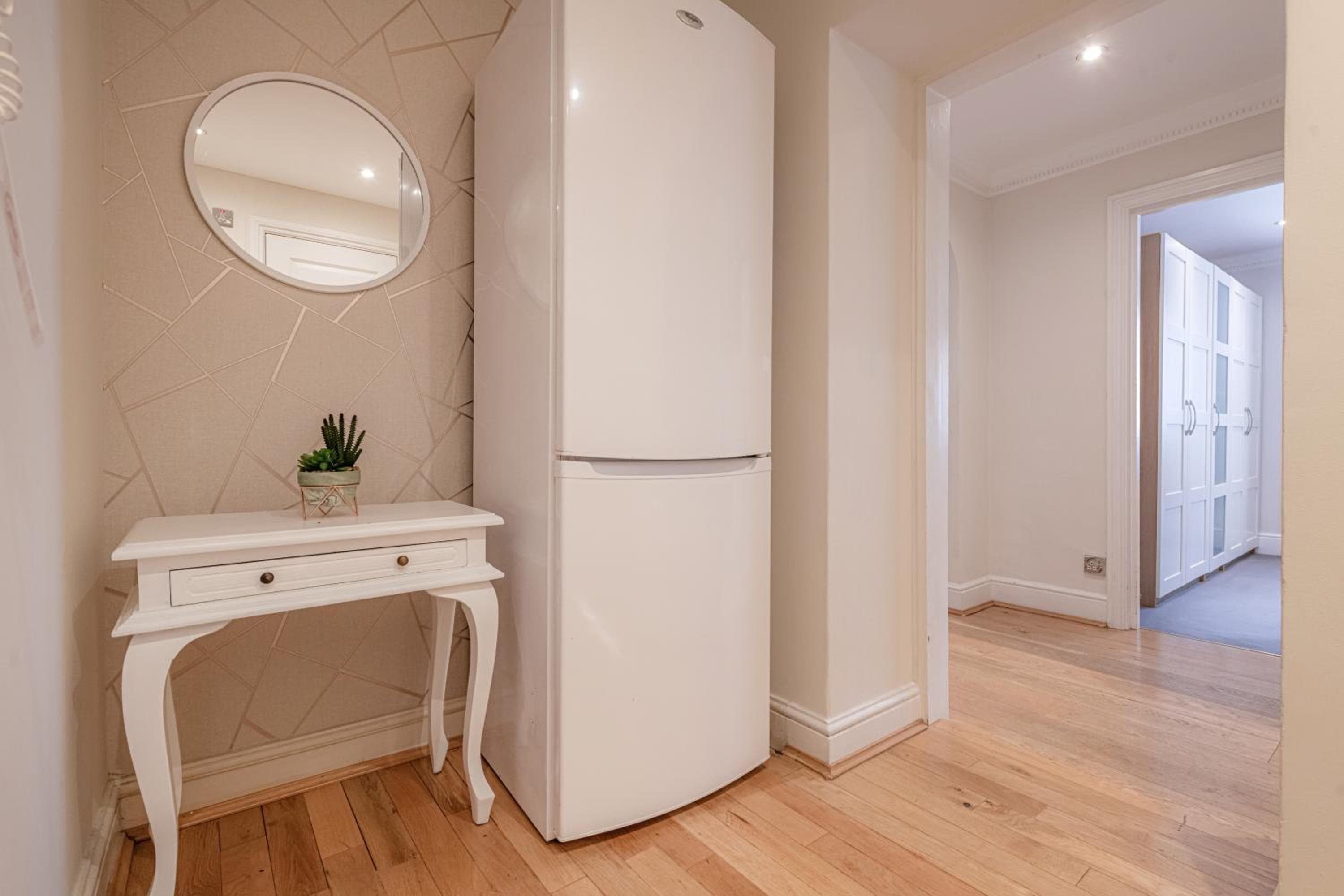 Queensgate Court Apartments, London, photo 5