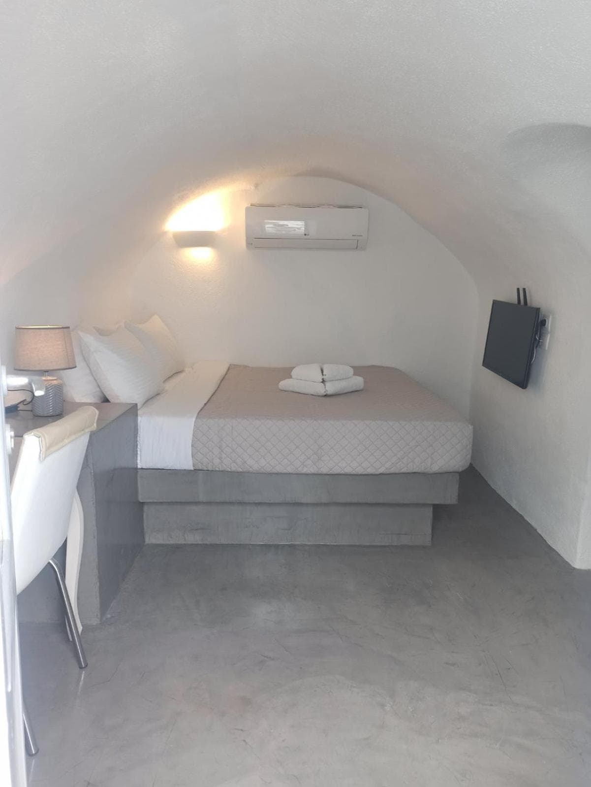 AQUA SERENITY LUXURY SUITES SANTORINI, Foinikiá, photo 5