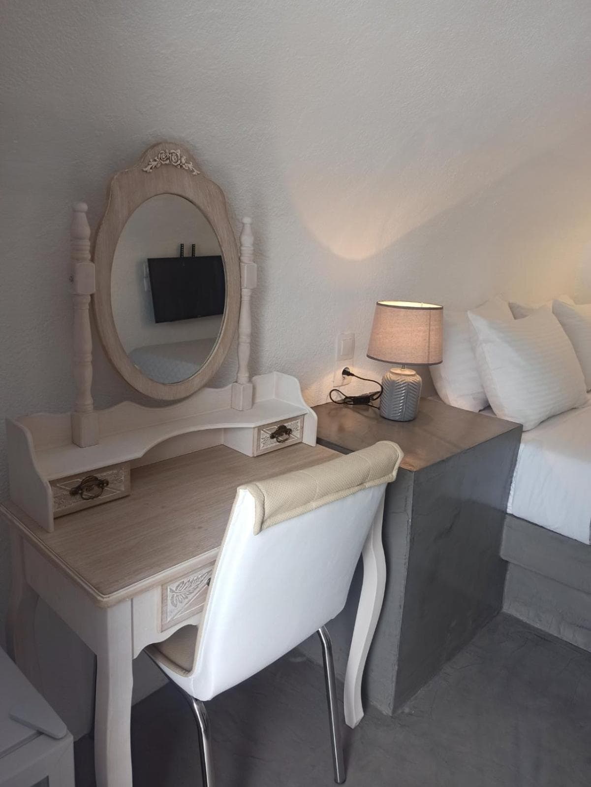 AQUA SERENITY LUXURY SUITES SANTORINI, Foinikiá, photo 2