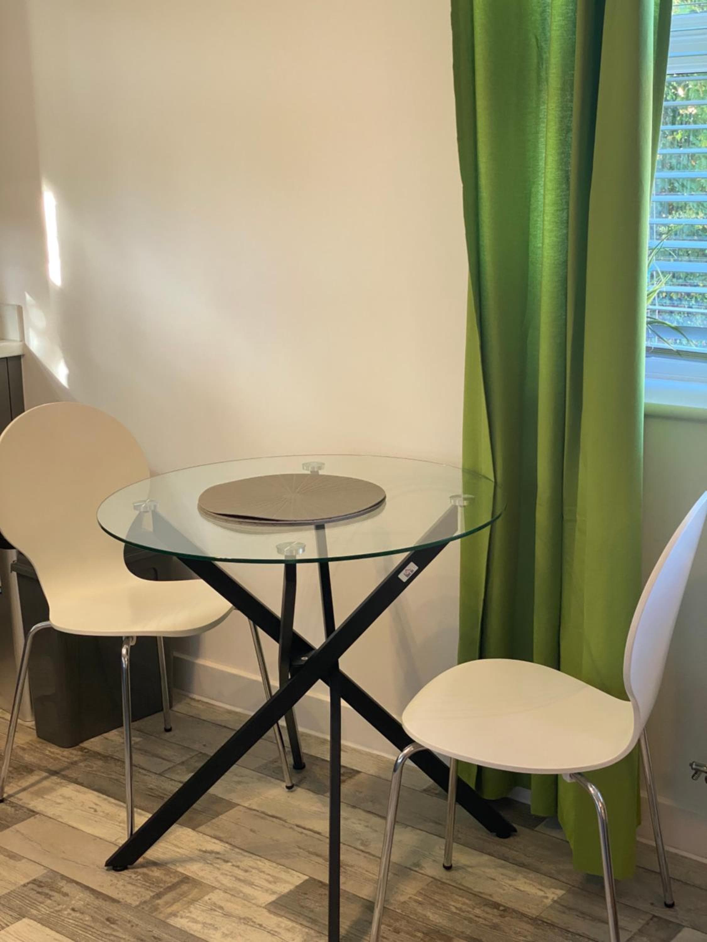 One Bedroom Peterborough Apartment Contractor Locum Staff welcome close to town Center city healthcare Center and train station Parking available on reques, Peterborough, photo 5
