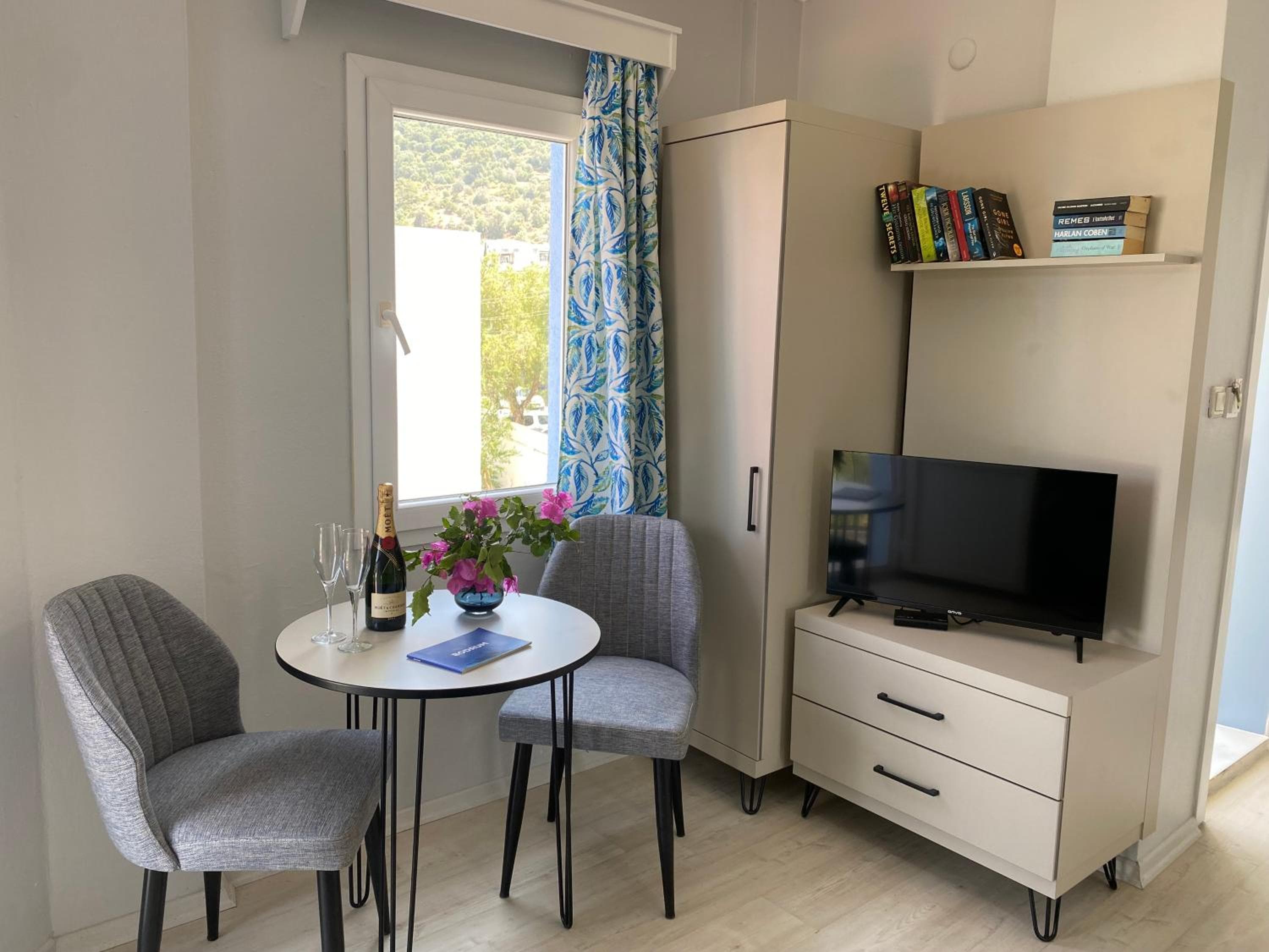 Merve Apartments, your home from home in central BODRUM, street cats frequent the property, not all apartments have balconies , ground floor have terrace w, Bodrum City, photo 6