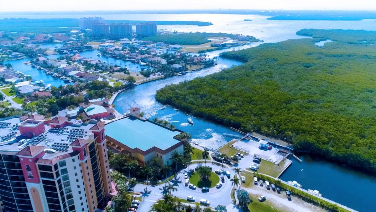 Vista Del Mar at Cape Harbour Marina, 10th Floor Luxury Condo, King Bed, Views!, Cape Coral