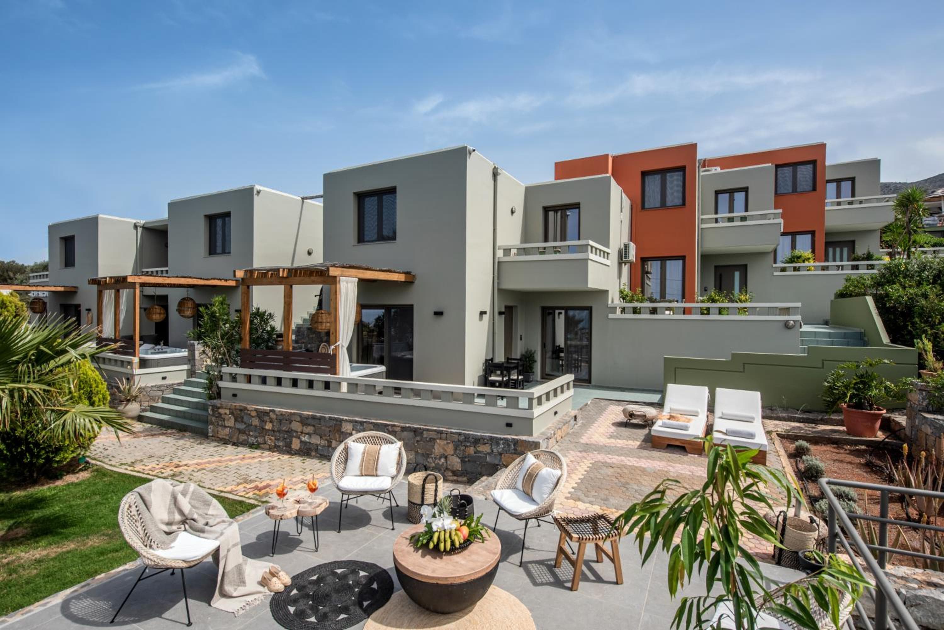 Everest Apartments and Suites, Stalida