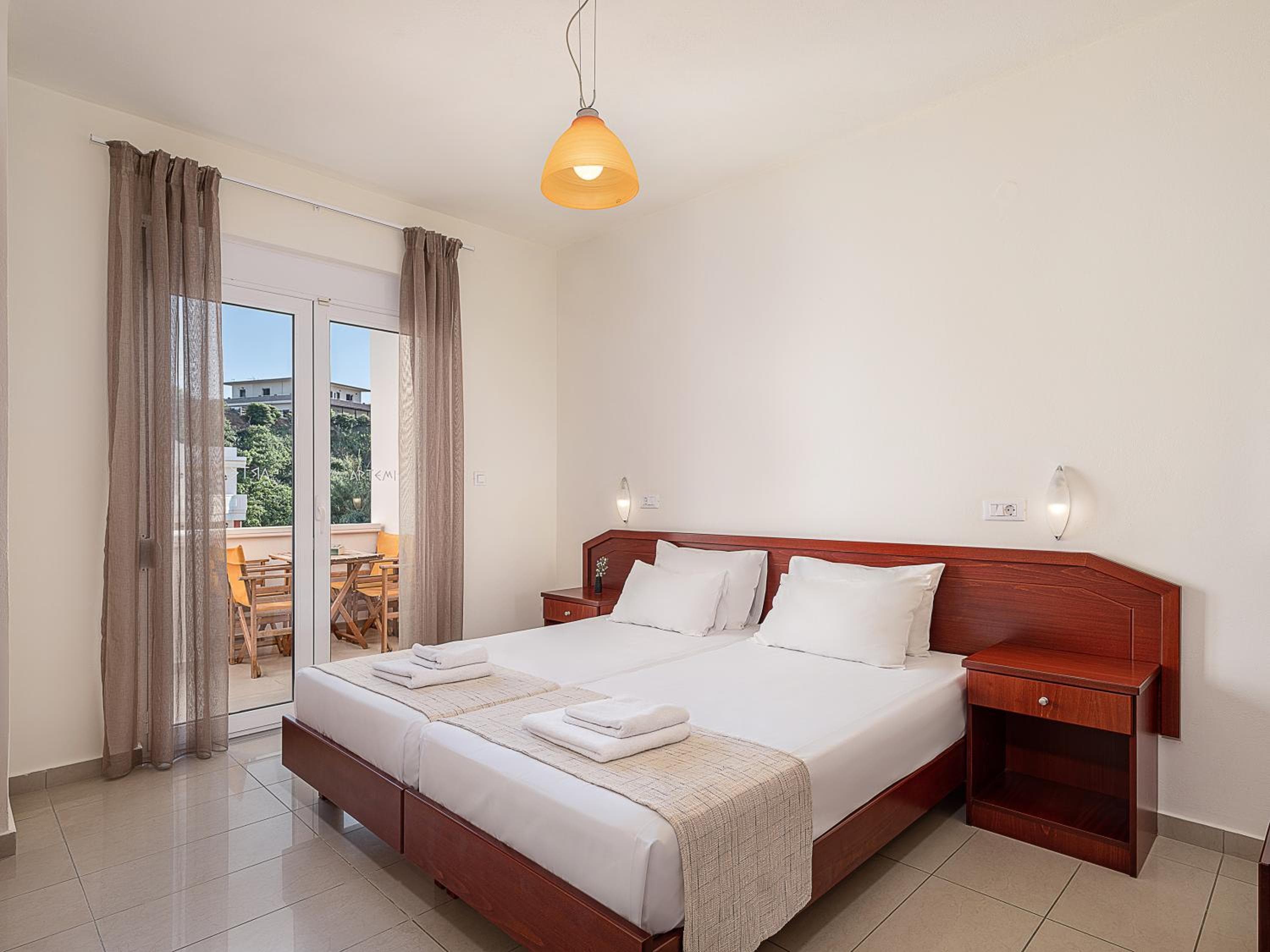 Artemis Apartments, Stalós