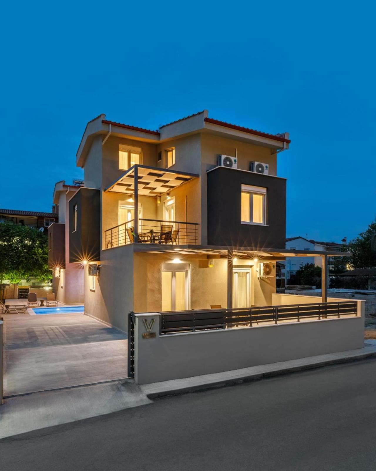 V Luxury Apartments with Pool, Siviri