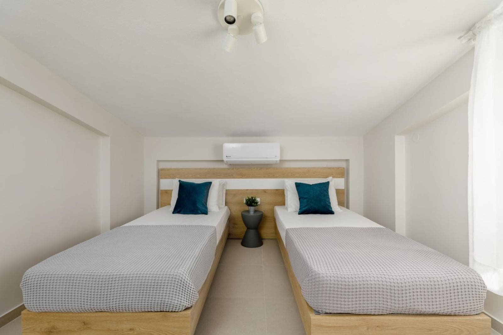 V Luxury Apartments with Pool, Siviri, photo 3