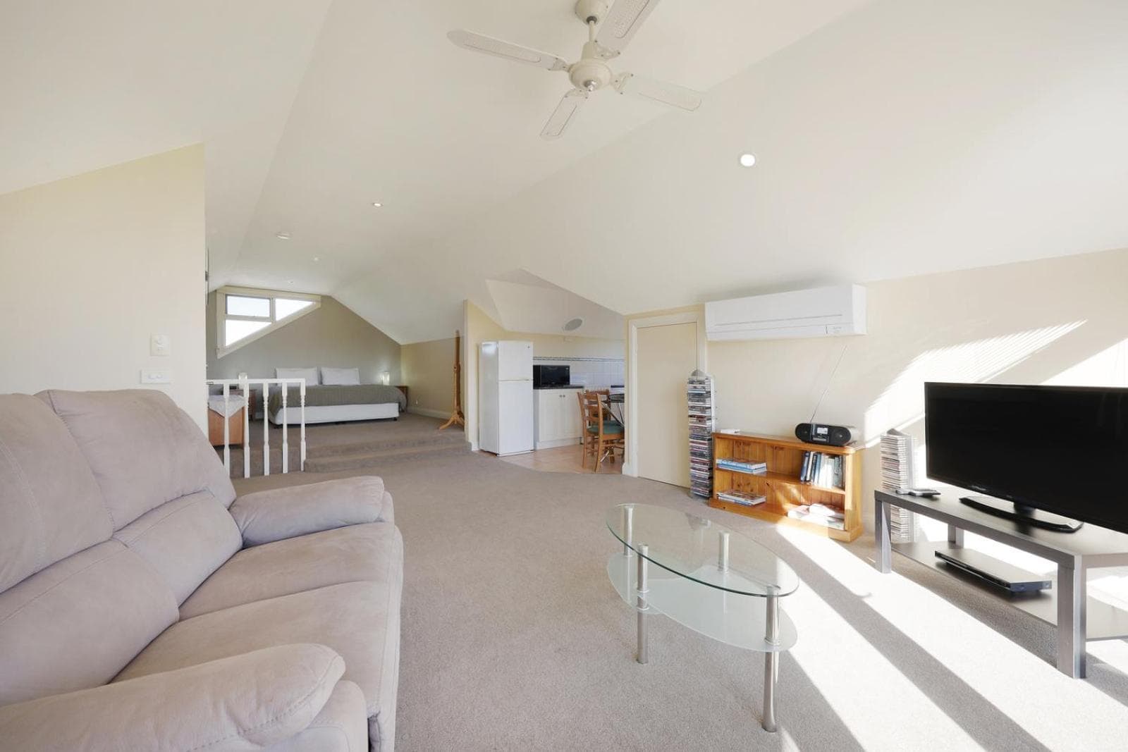 Logans Beach Apartments - The Loft, Warrnambool, photo 2