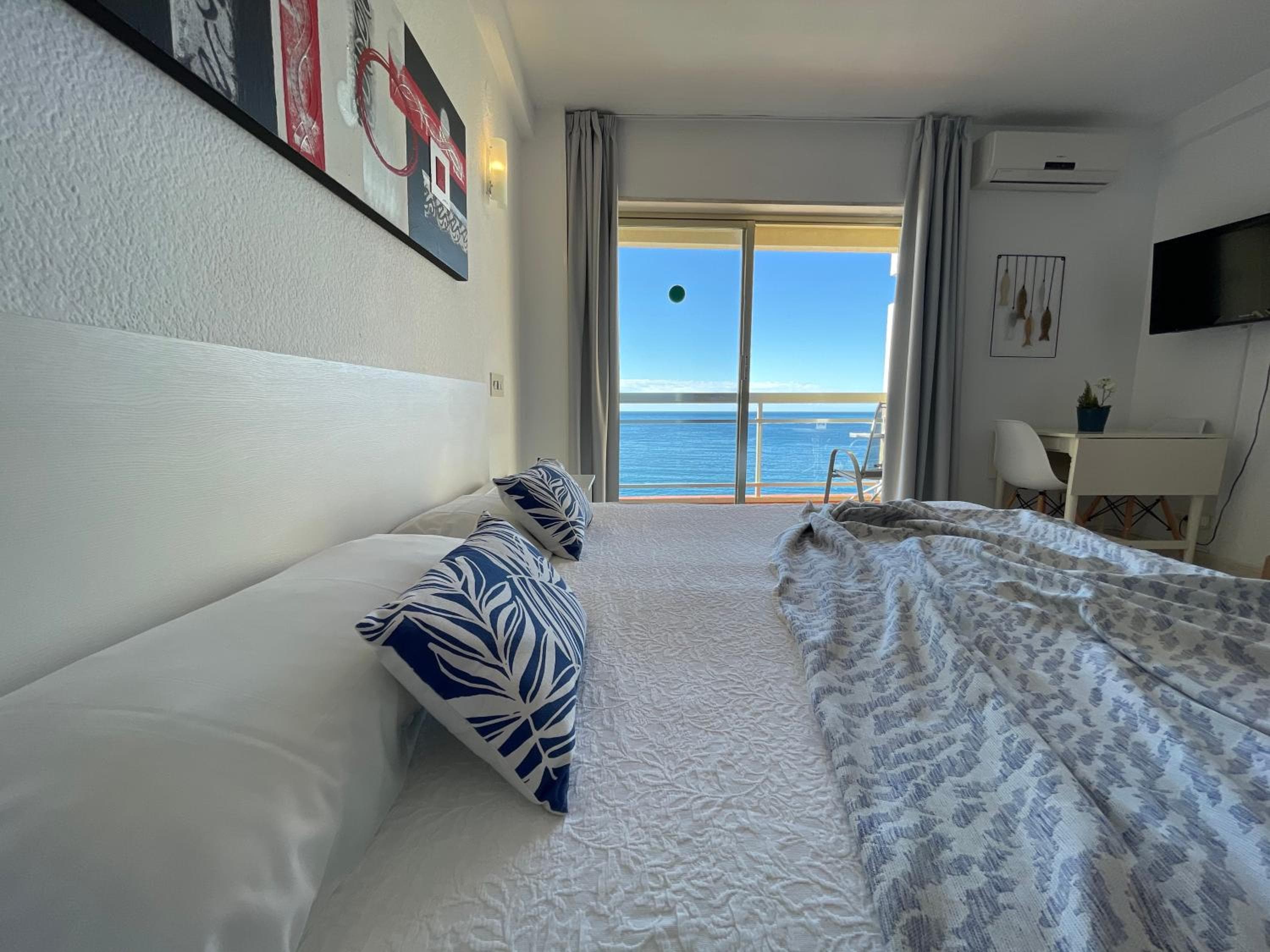 Apartahotel CHINASOL con Parking y Desayuno Incluidos, Almuñécar