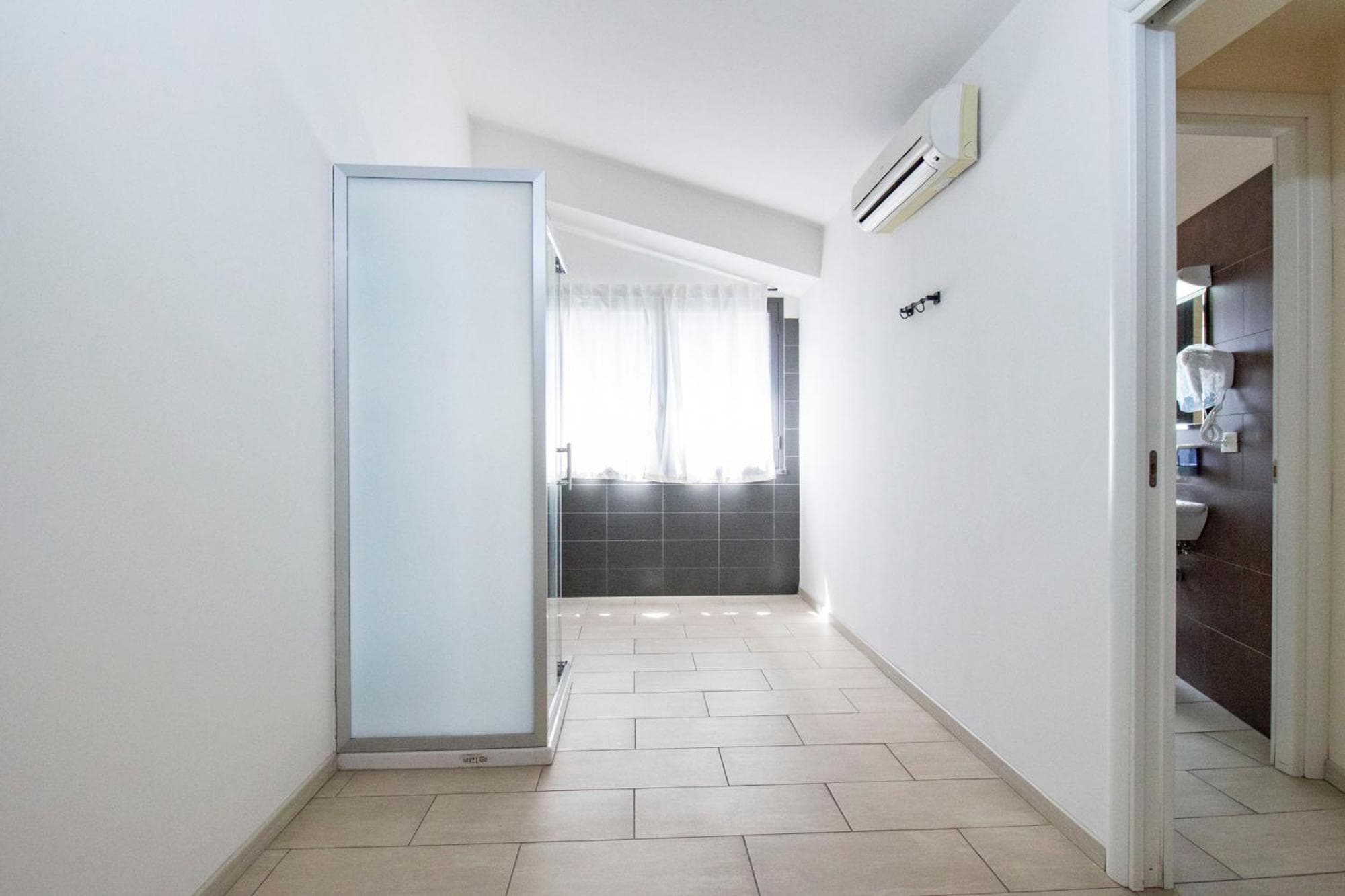 Royal Playa Suite and Apartament -private parking- self chek out, Catania, photo 6