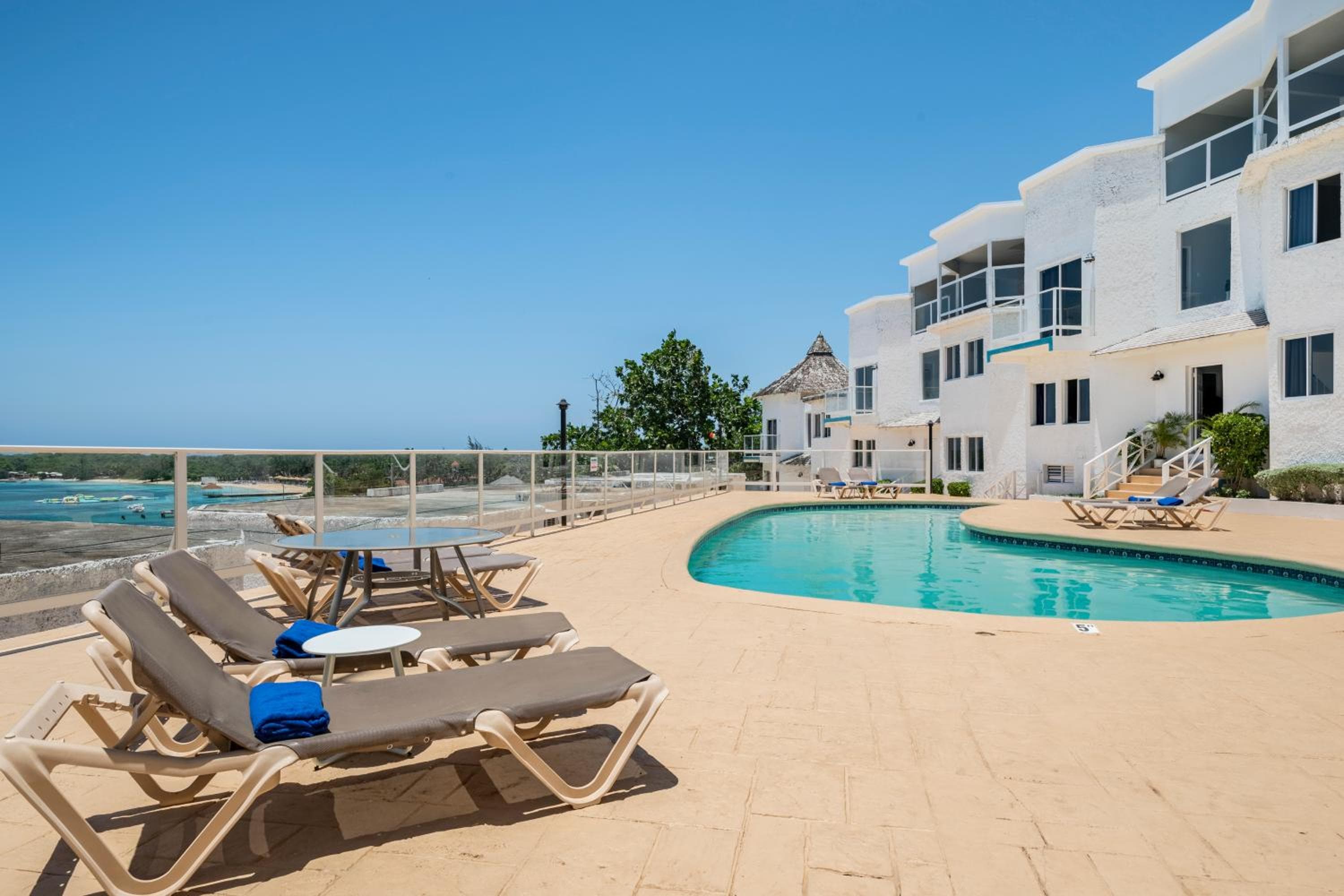 Luxe Beach Resort, Discovery Bay, photo 5