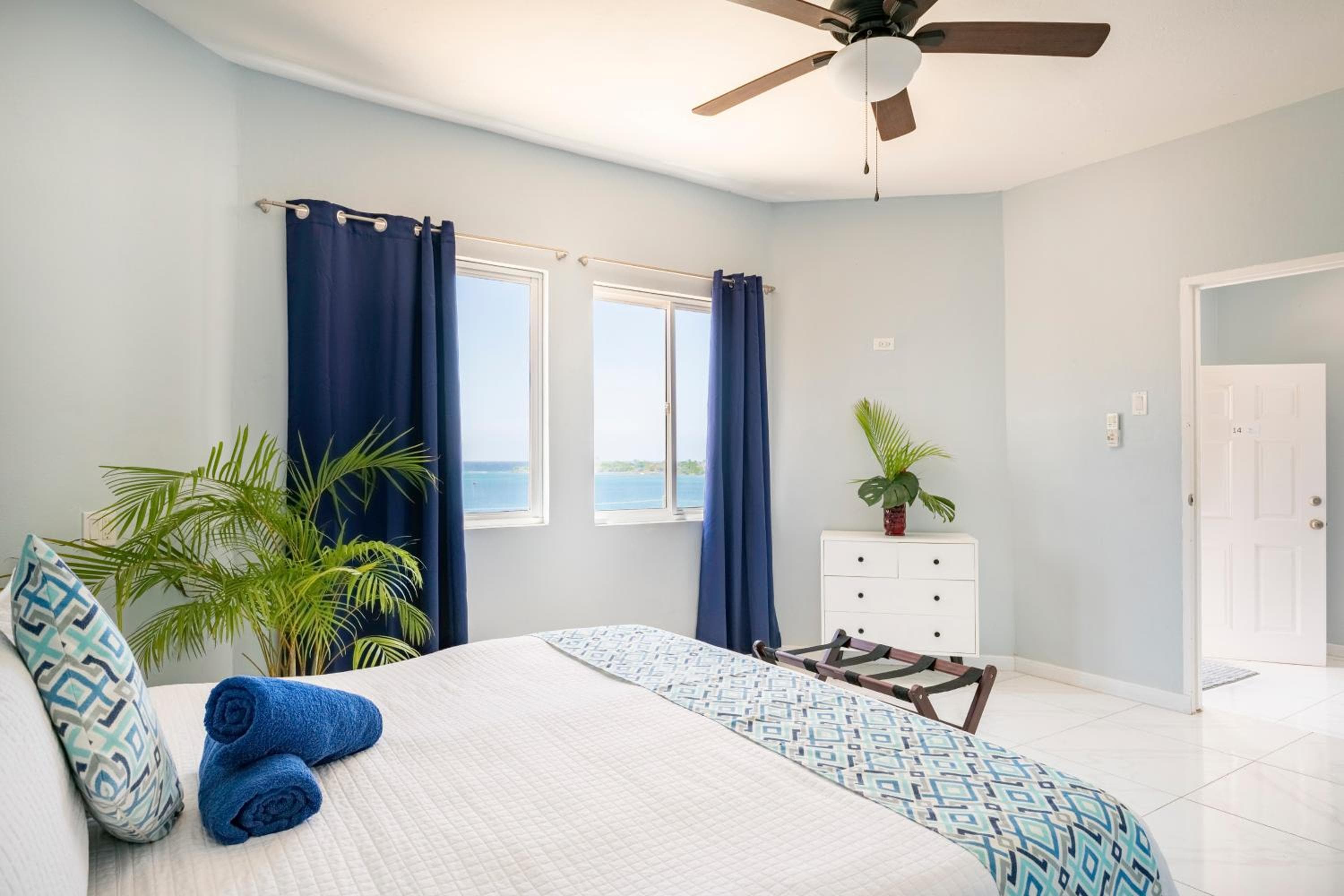 Luxe Beach Resort, Discovery Bay, photo 3