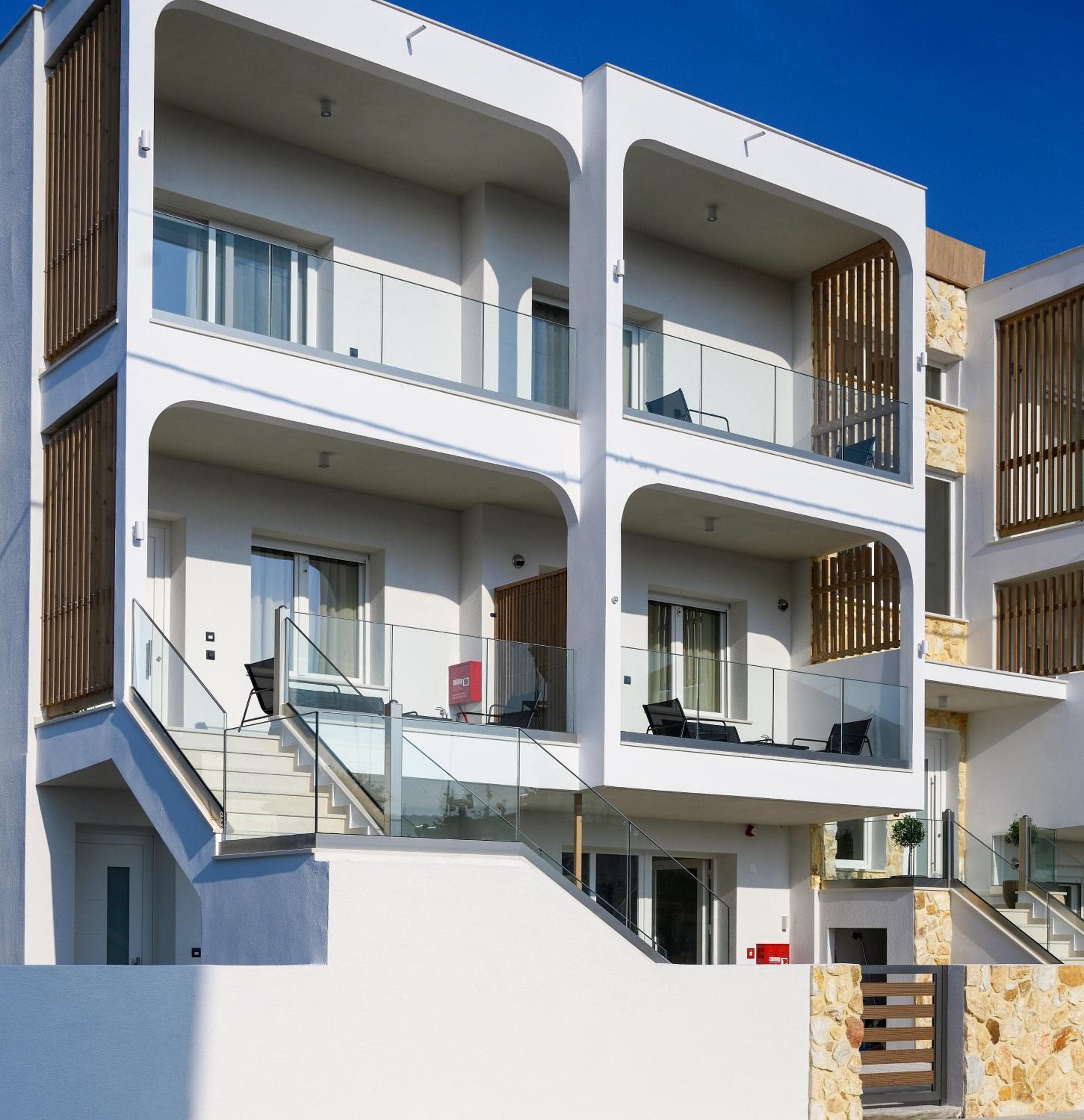 Evelio Living, Keramotí