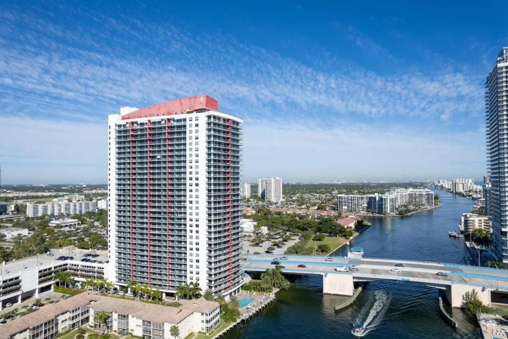 Water View Building With Pool - 5-Min Walk To The Beach, Hallandale Beach