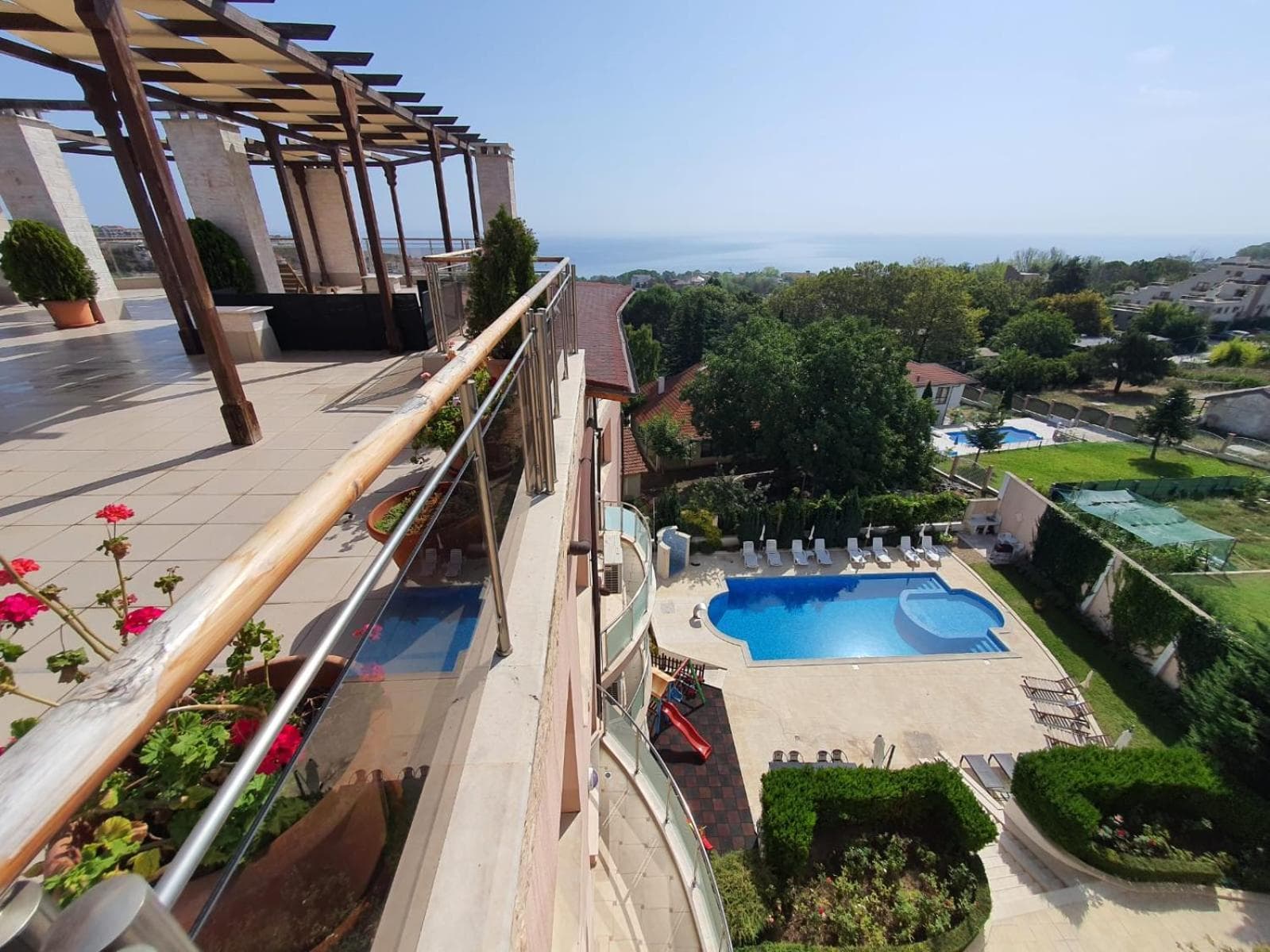 Vello Apartments, Byala