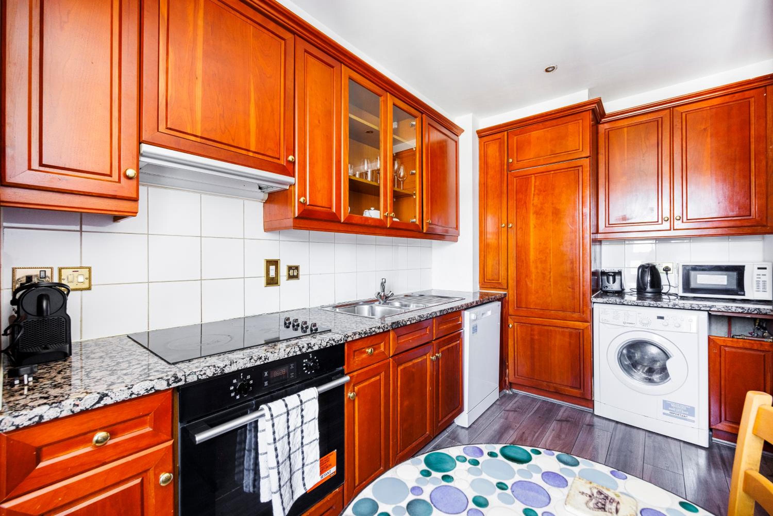 CARLTON COURT - MAYFAIR, London, photo 3