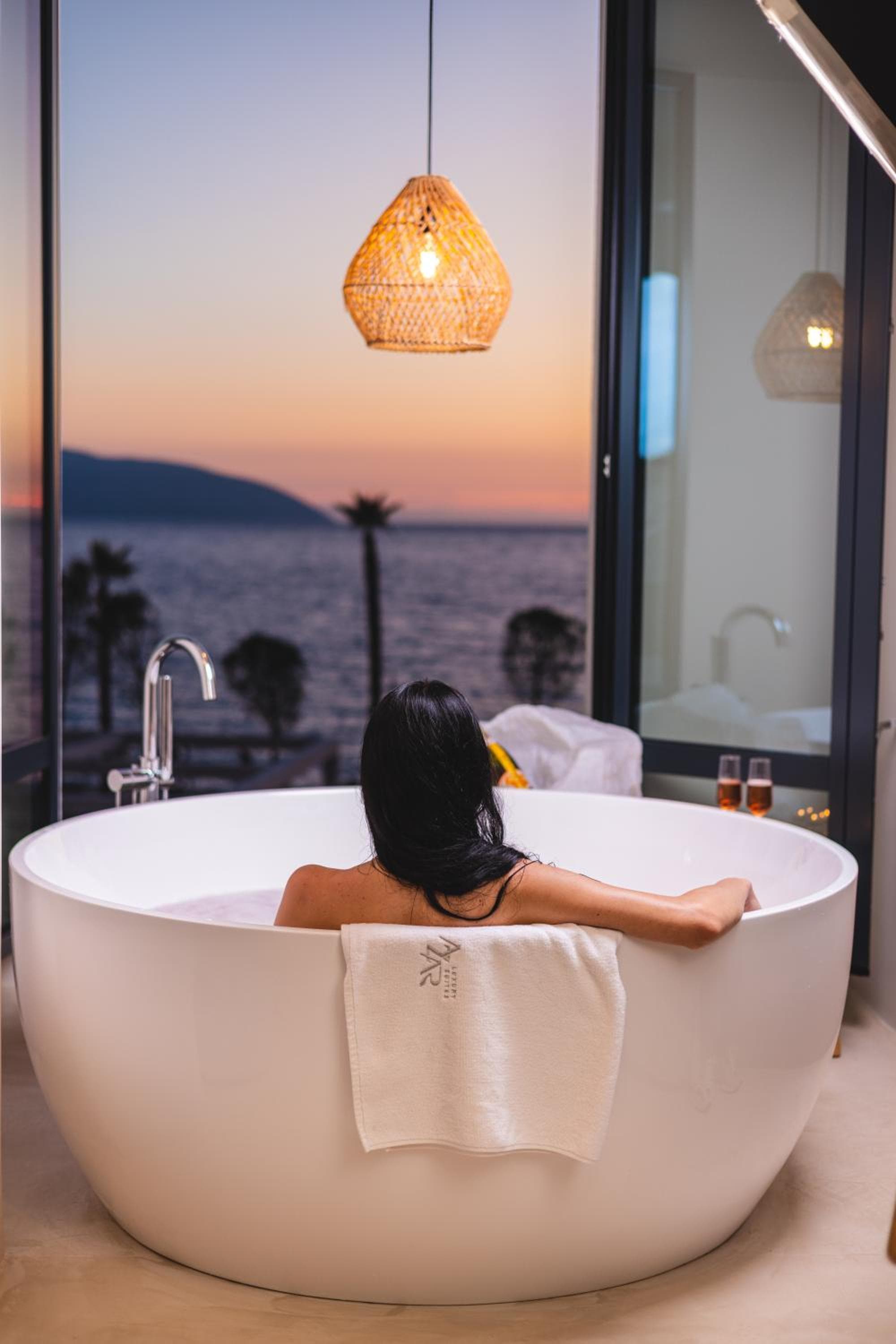 Azar Luxury Suites, Vlorë