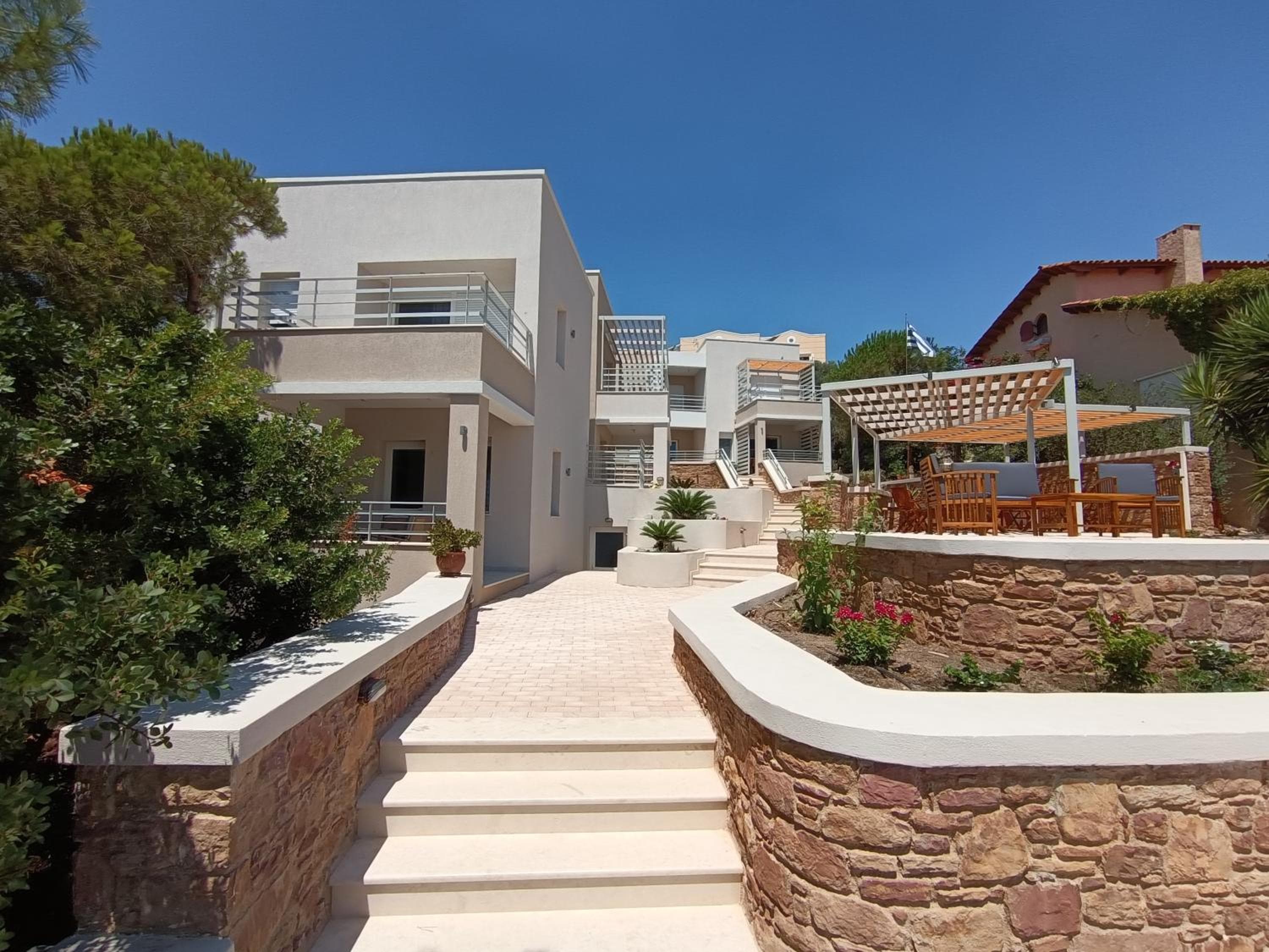 Iris Studios Chios, Karfás