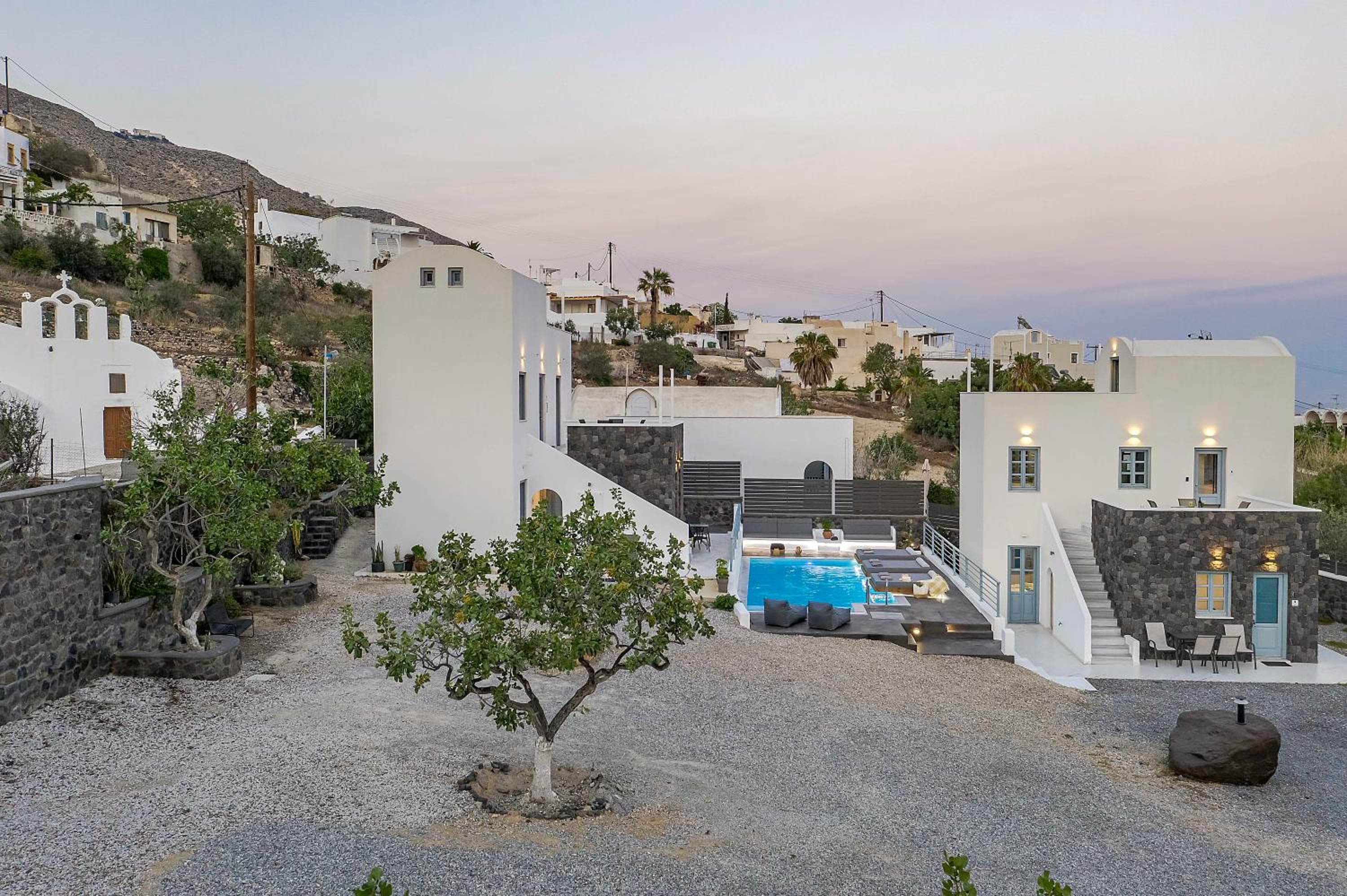 BlackStone Luxury Suites, Emporio Santorini