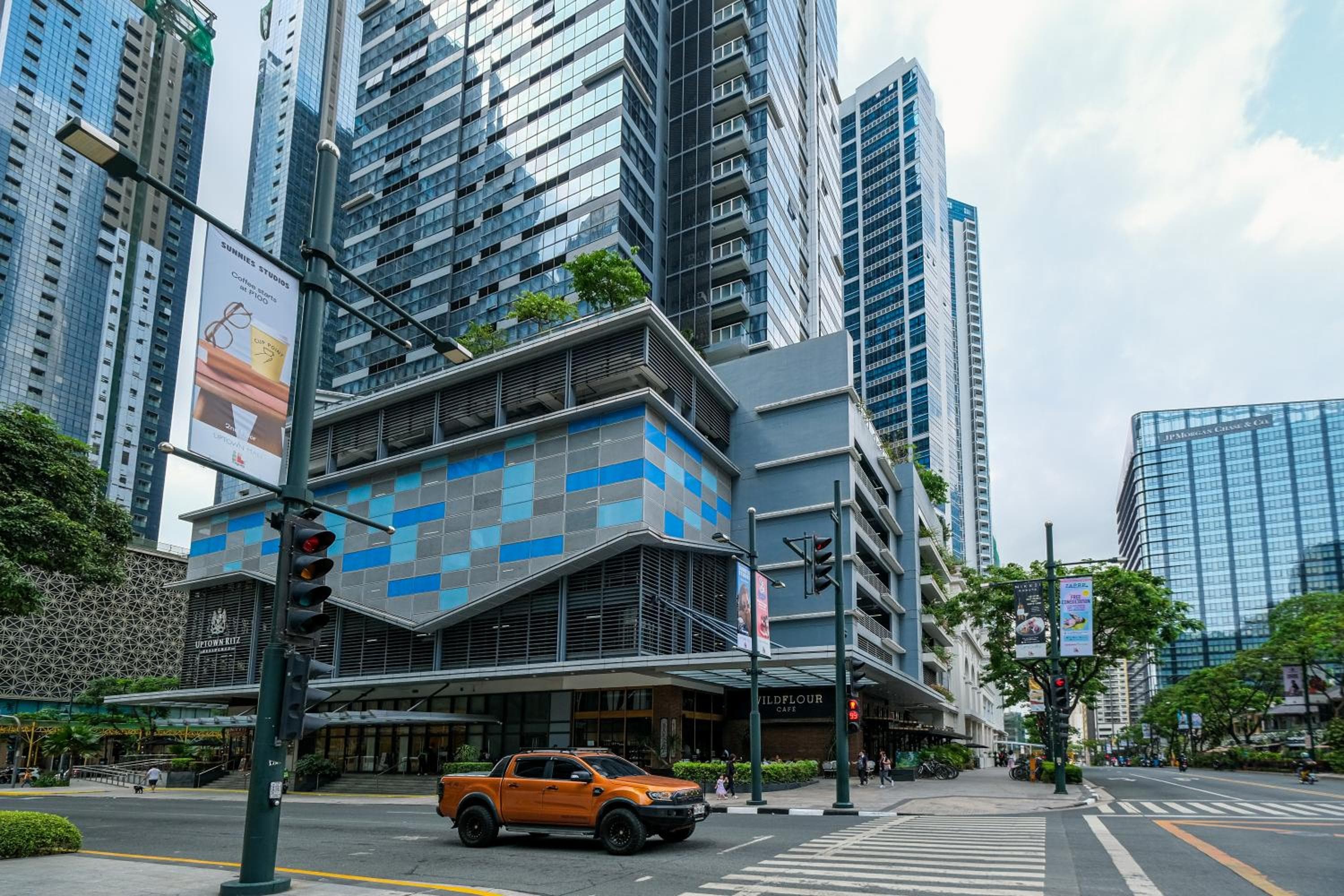 Cityscape View 2BR in Uptown BGC w 200mbps WiFi, Manila