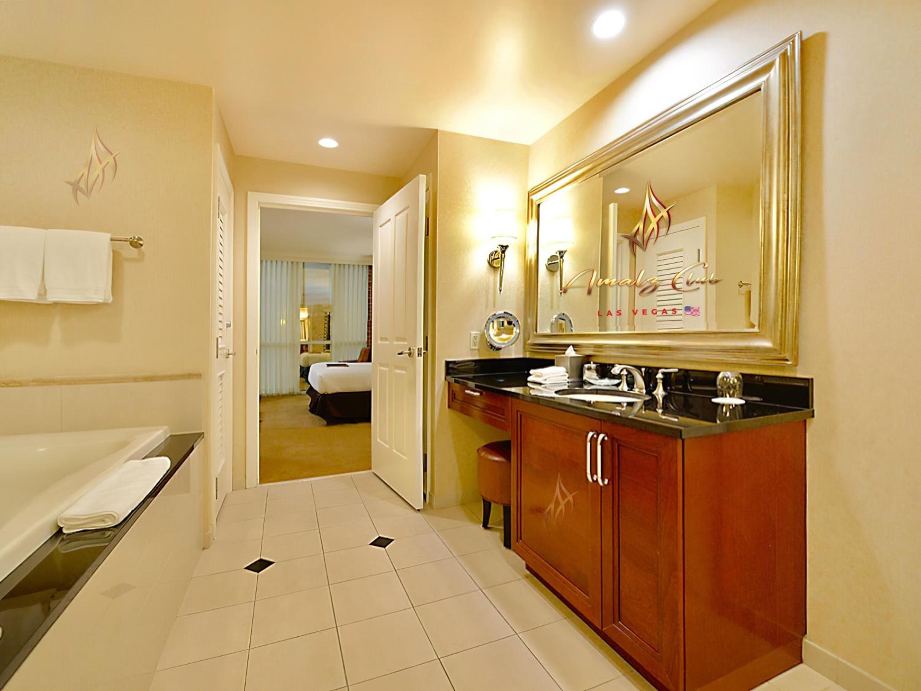 Amalz Two Bedroom Three Bathroom Balcony Suites at Mgm Signature !, Las Vegas, photo 2