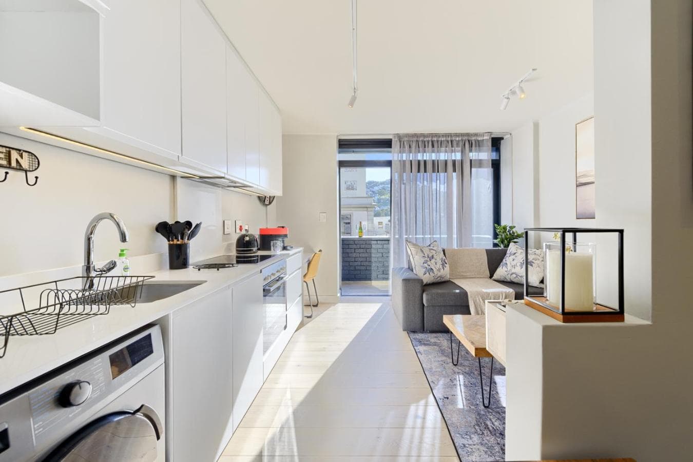 Tokyo Studio with Balcony - Book 4 & Get 5th Night FREE, Cape Town, photo 4
