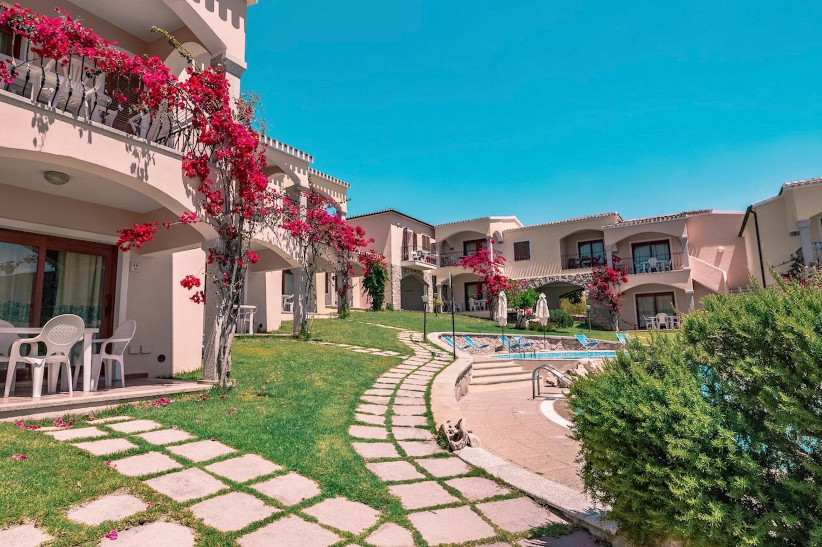 ISA-Residence with swimming-pool in Badesi, apartments with air conditioning and private outdoor space, Badesi
