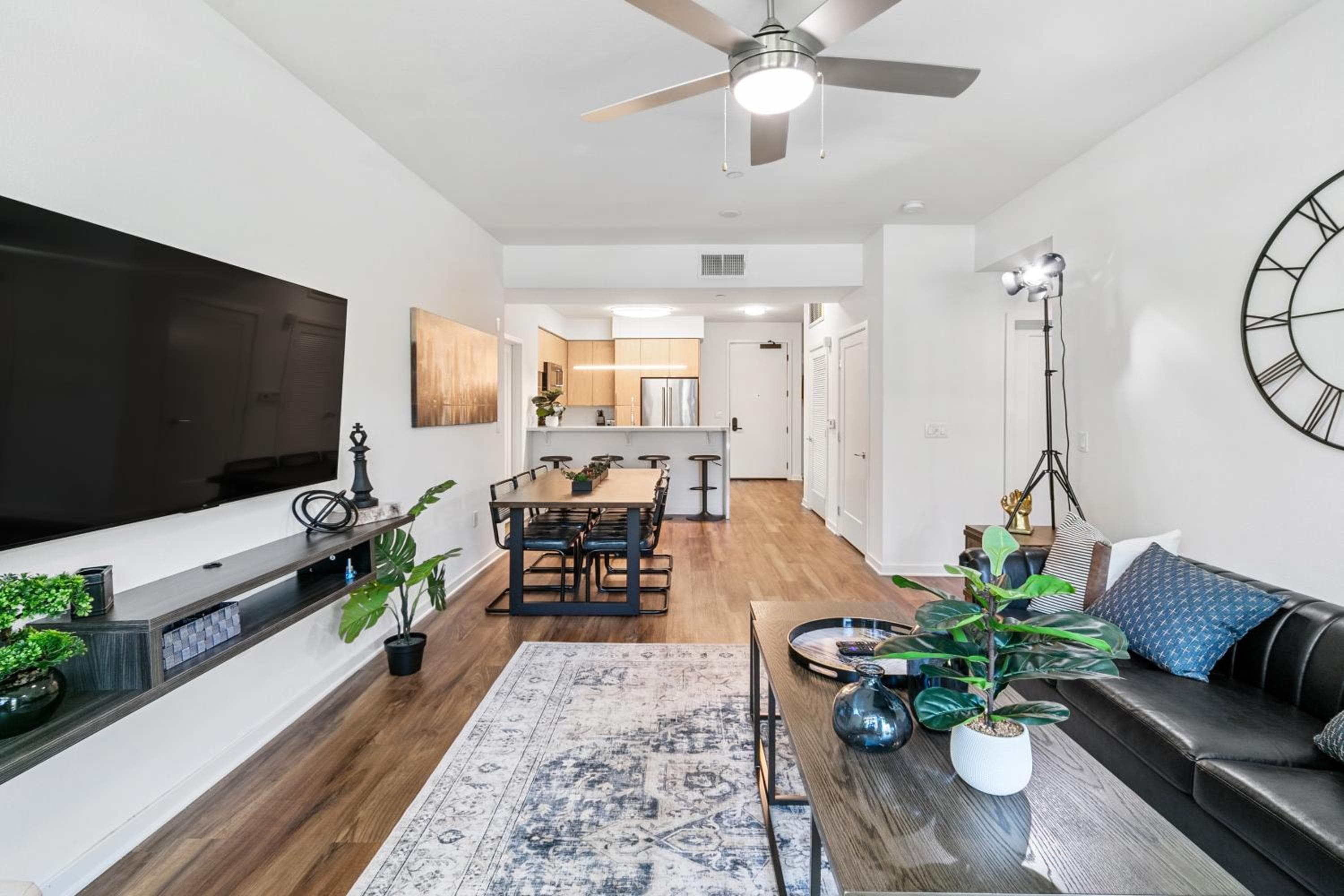 Beverly Grove Chic City Oasis 2 BR Apt with Den 138, Los Angeles, photo 2