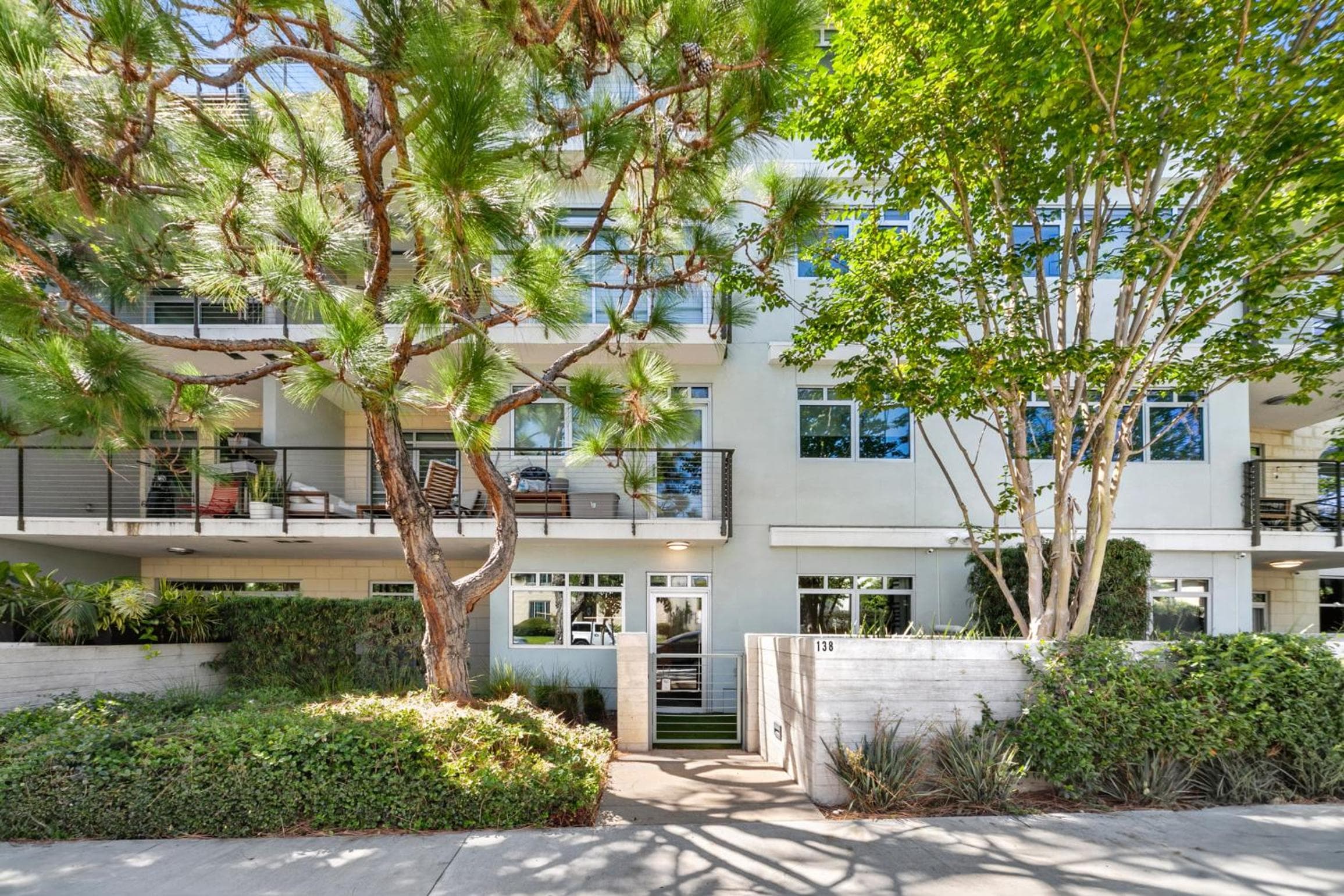 Beverly Grove Chic City Oasis 2 BR Apt with Den 138, Los Angeles