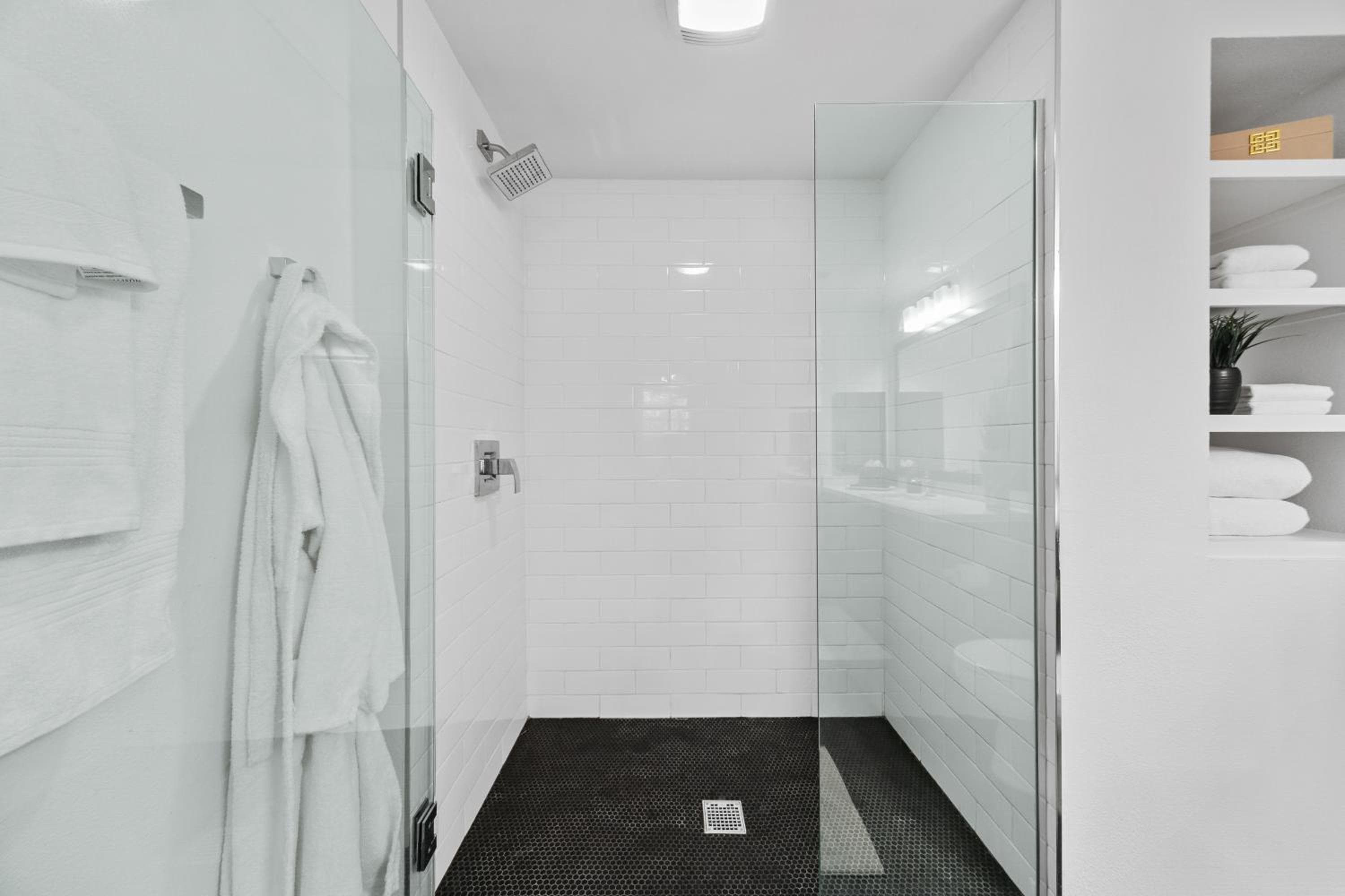 Fairfax District Chic City Oasis 2 BR Apt with Den 136, Los Angeles, photo 4