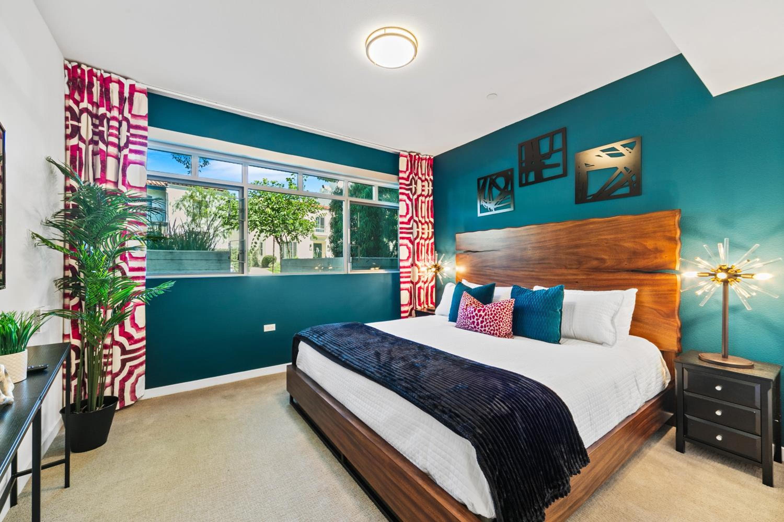 Fairfax District Chic City Oasis 2 BR Apt with Den 136, Los Angeles, photo 2