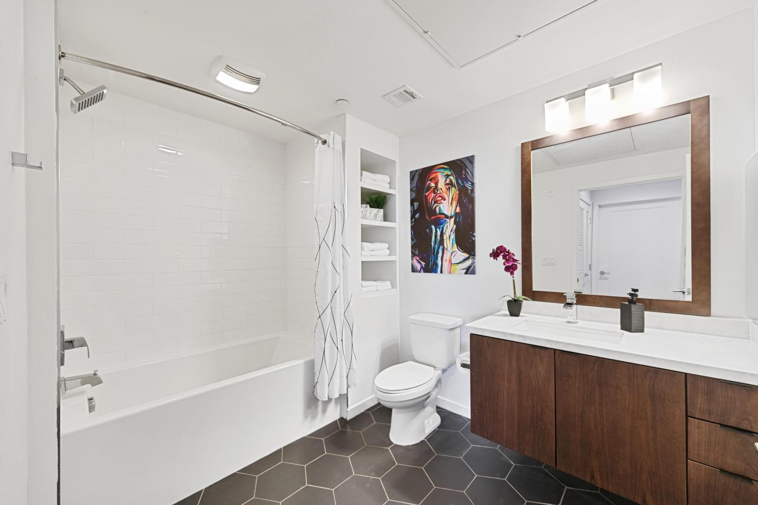 Fairfax District Chic City Oasis 2 BR Apt with Den 136, Los Angeles, photo 3
