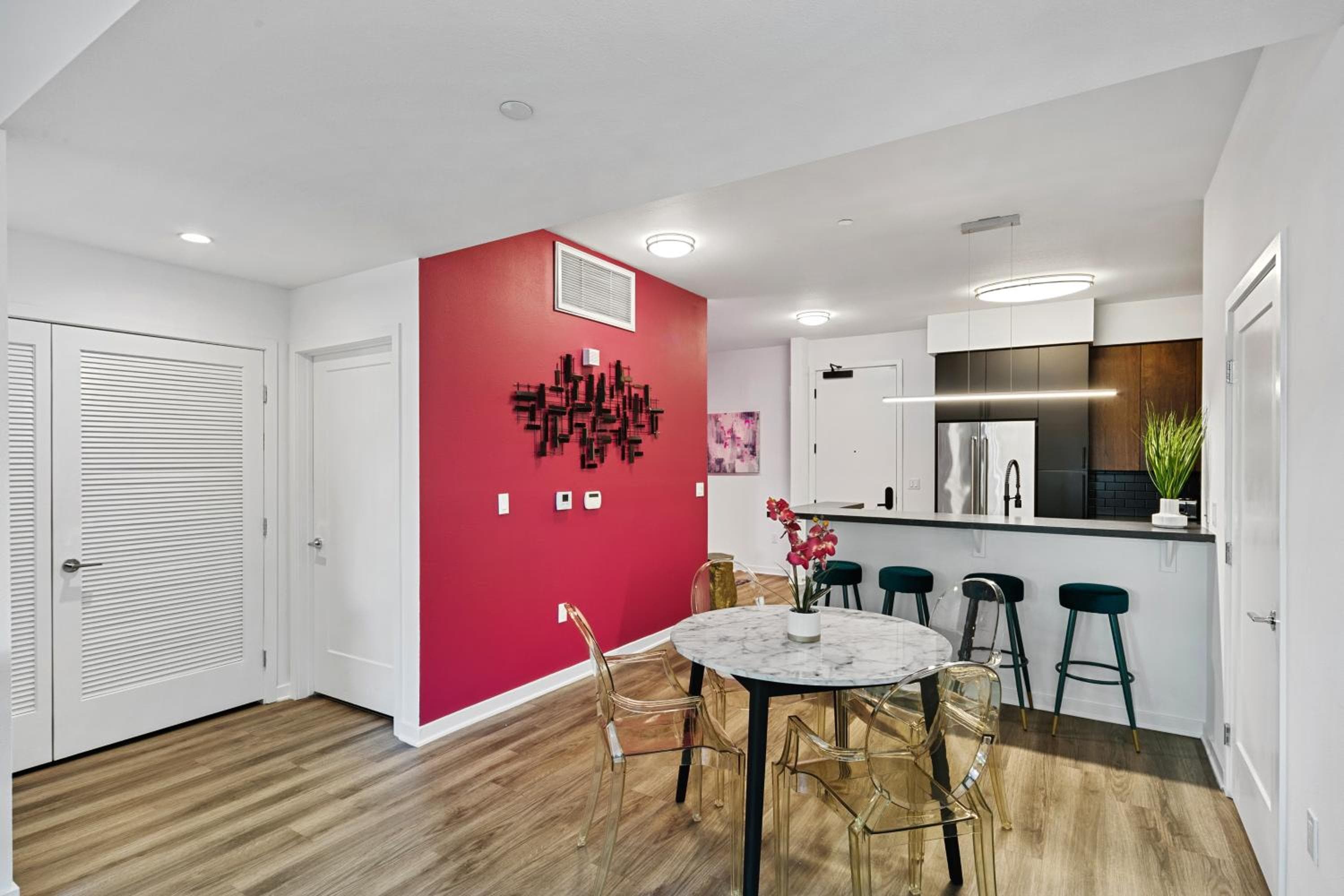 Fairfax District Chic City Oasis 2 BR Apt with Den 136, Los Angeles, photo 5