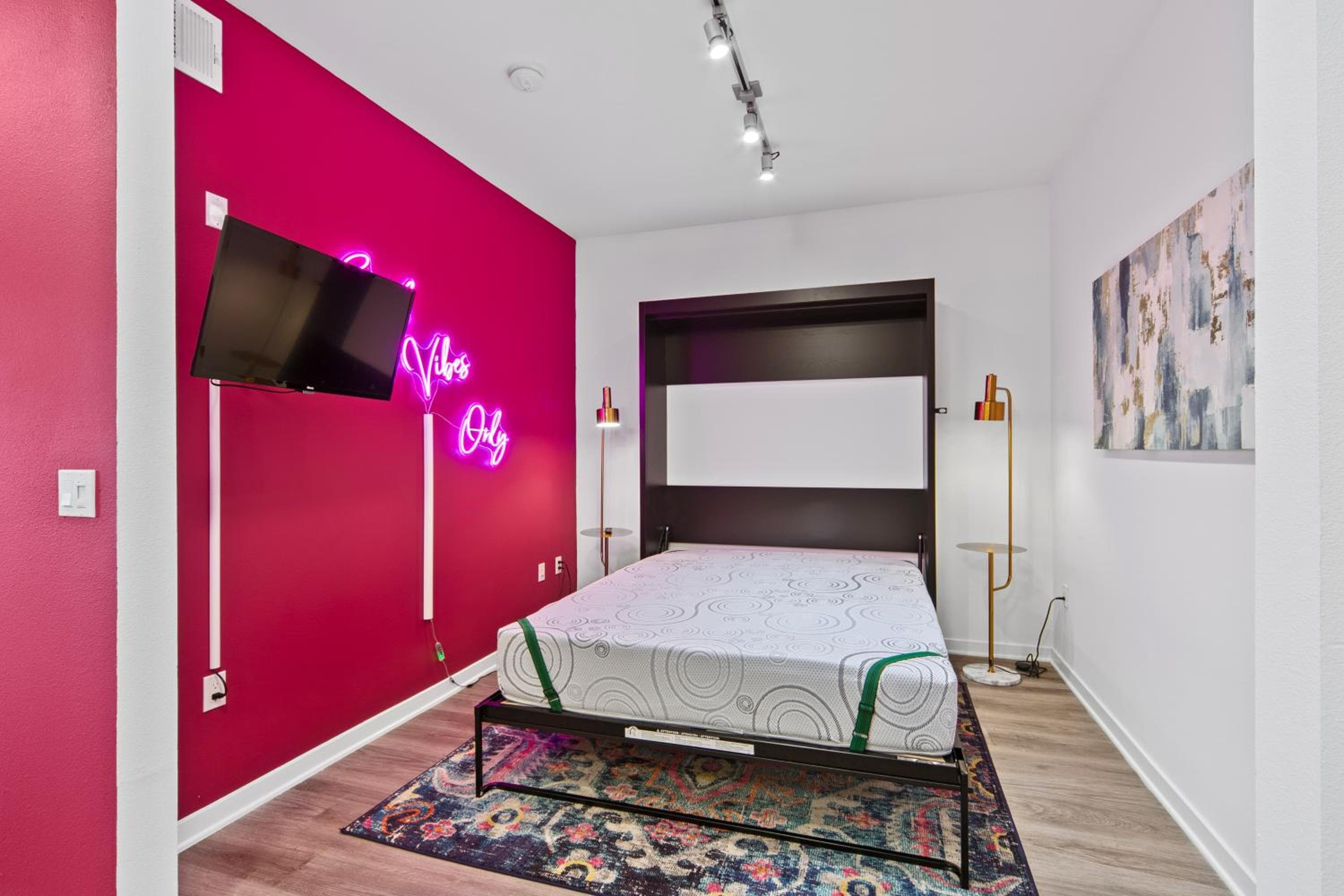Fairfax District Chic City Oasis 2 BR Apt with Den 136, Los Angeles, photo 6