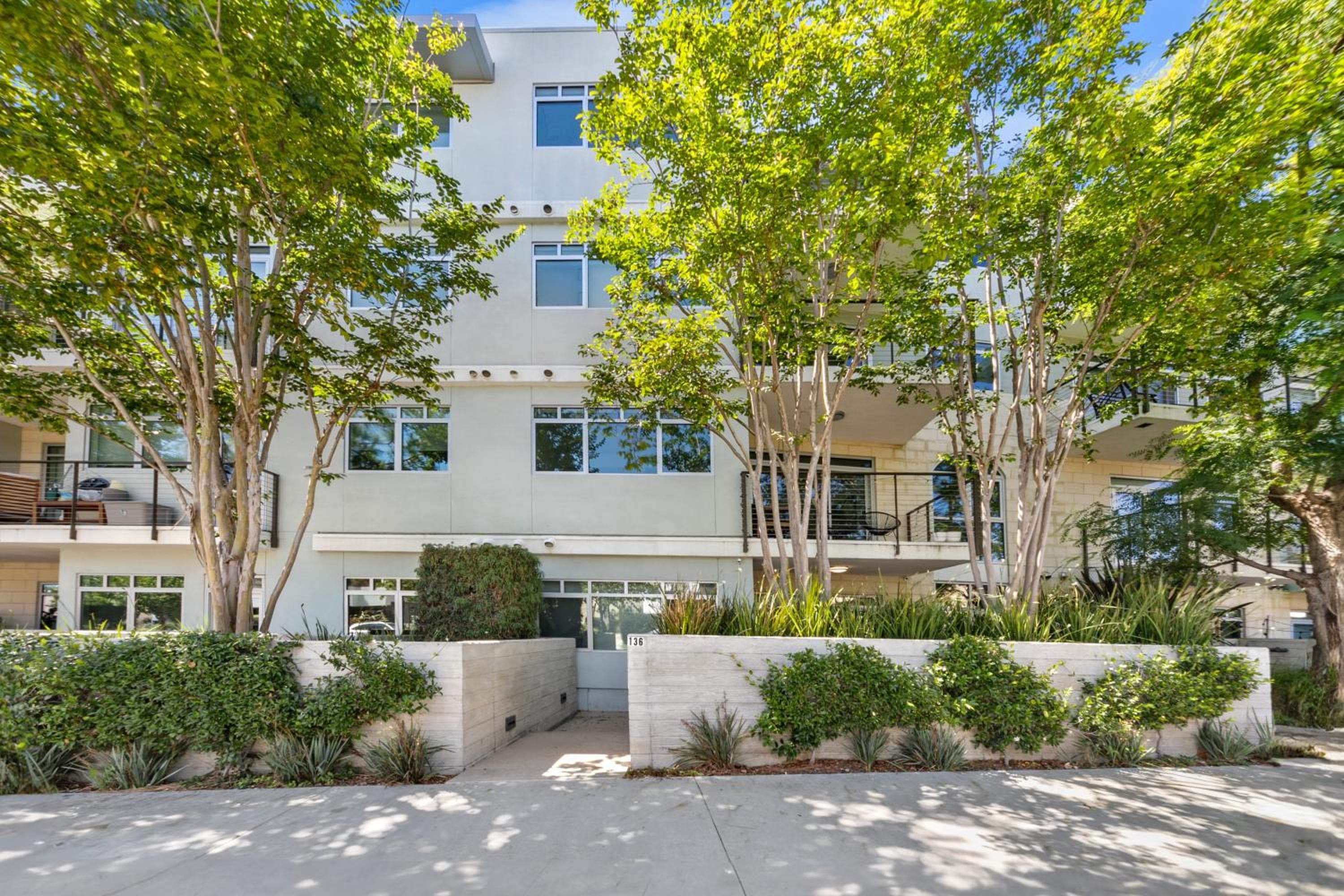Fairfax District Chic City Oasis 2 BR Apt with Den 136, Los Angeles