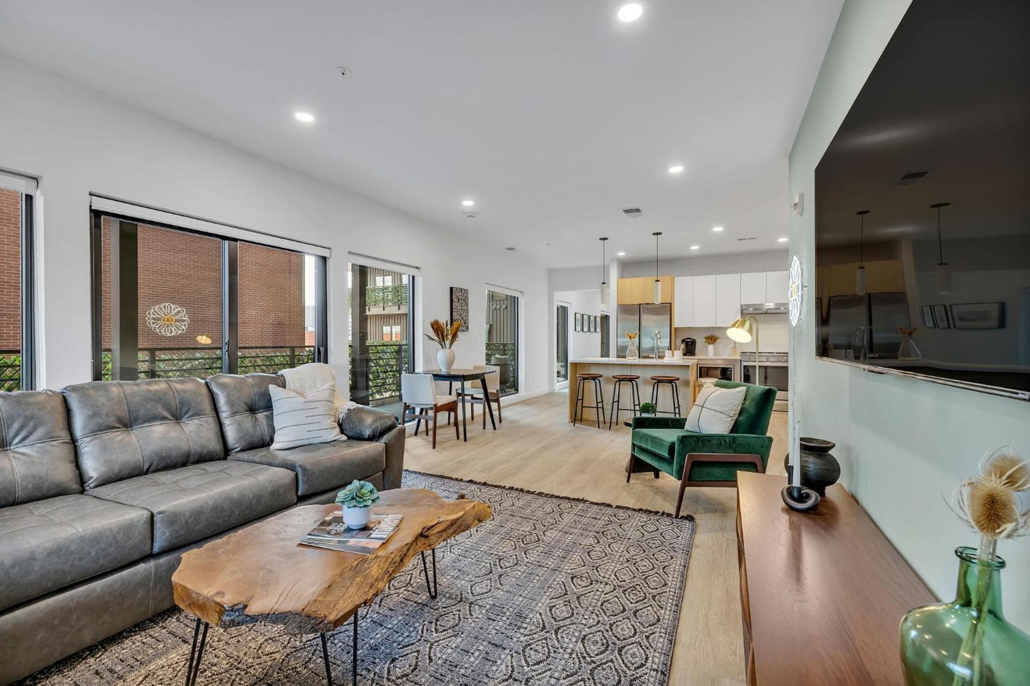 HUGE downtown corner unit- Pool-Gym-Walk 2 Broadway, Nashville, photo 2