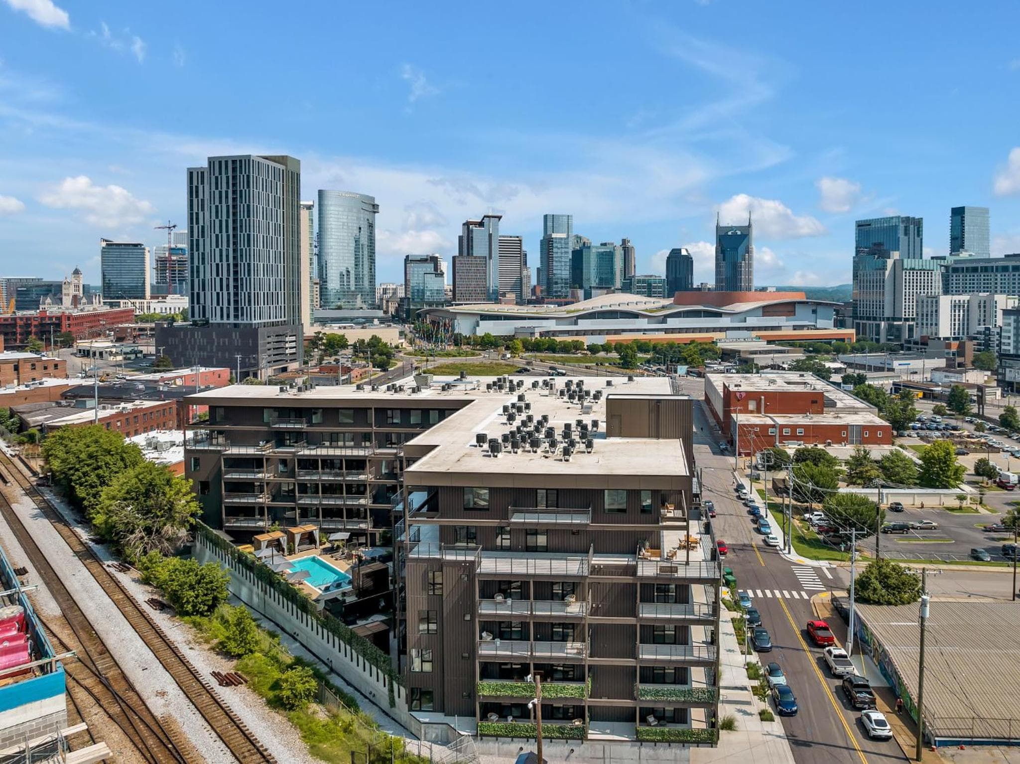 HUGE downtown corner unit- Pool-Gym-Walk 2 Broadway, Nashville