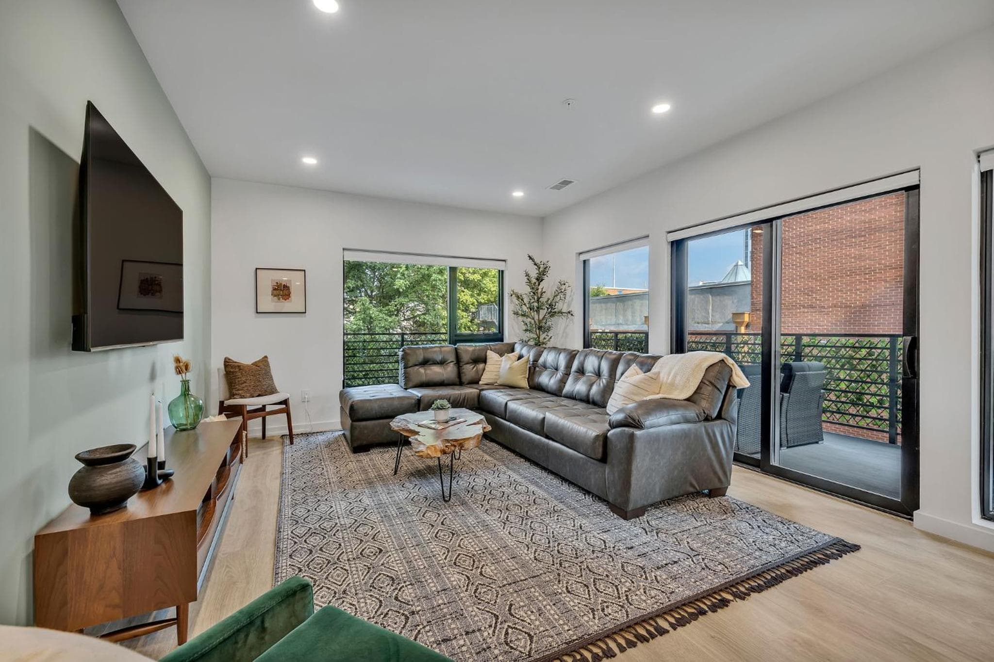 HUGE downtown corner unit- Pool-Gym-Walk 2 Broadway, Nashville, photo 3