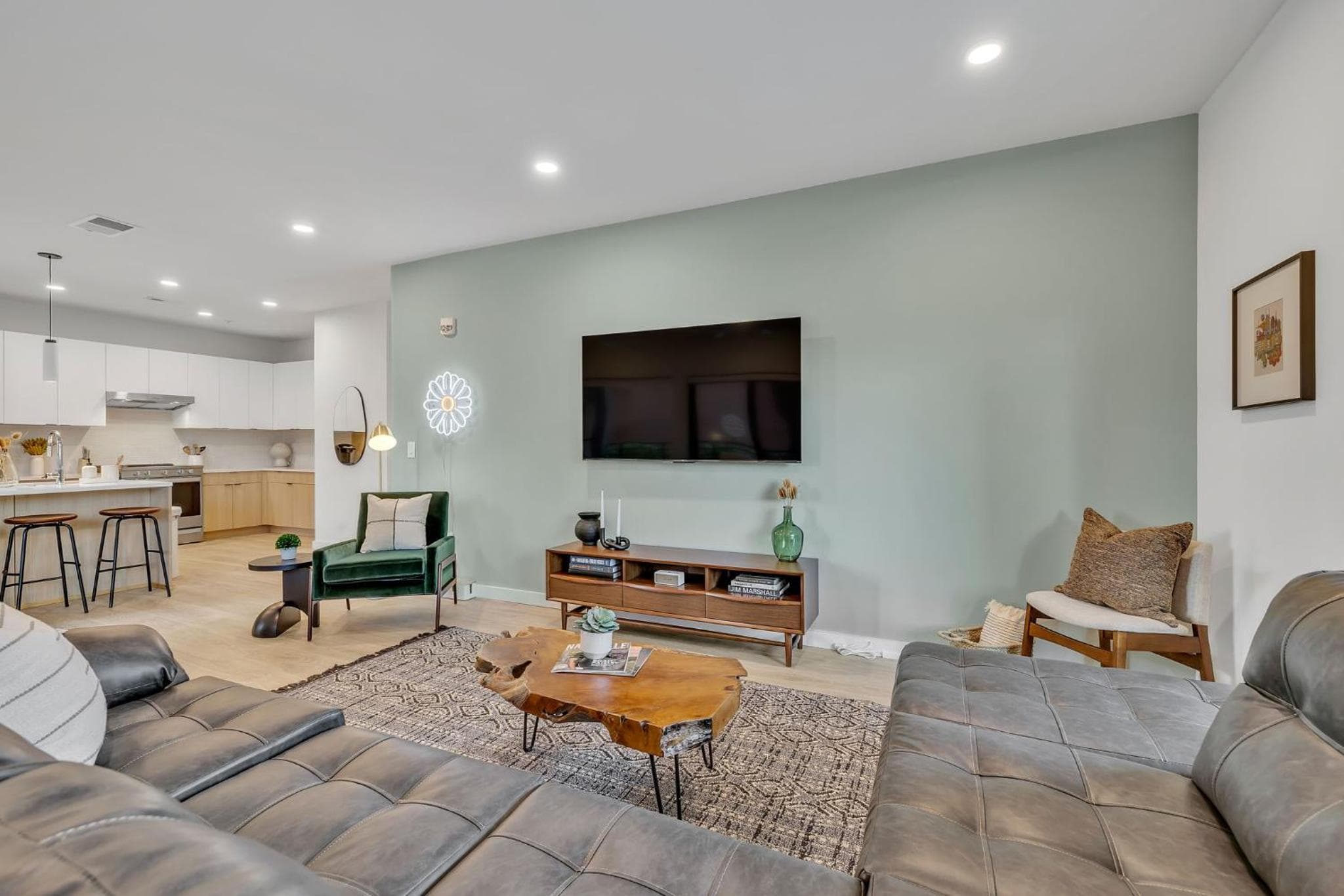 HUGE downtown corner unit- Pool-Gym-Walk 2 Broadway, Nashville, photo 4