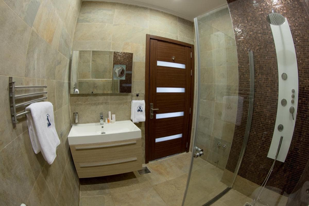Sara Plaza, Kuwait, photo 6