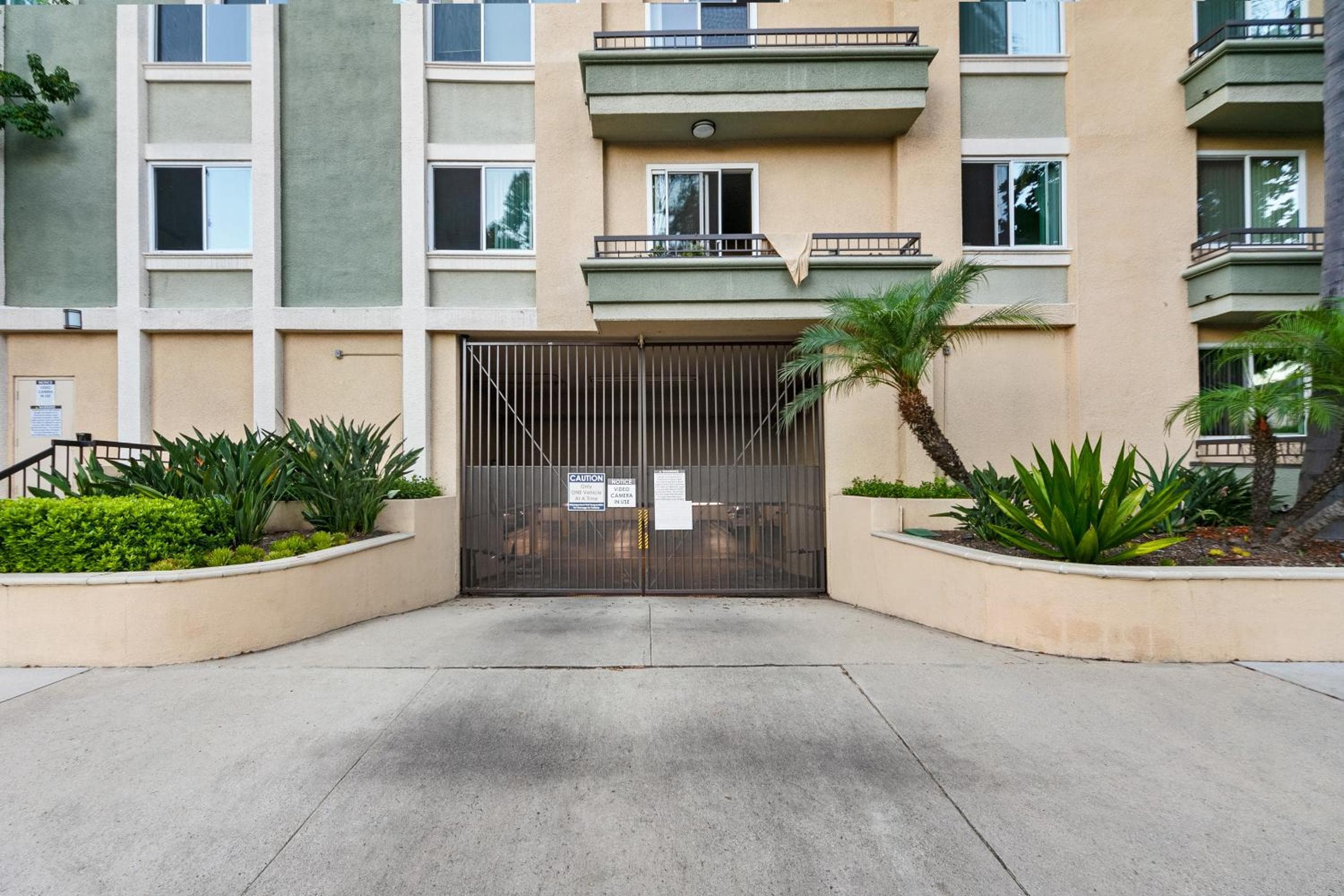 Beverly Hills Penthouse 2 BR Apt with Parking 407, Los Angeles