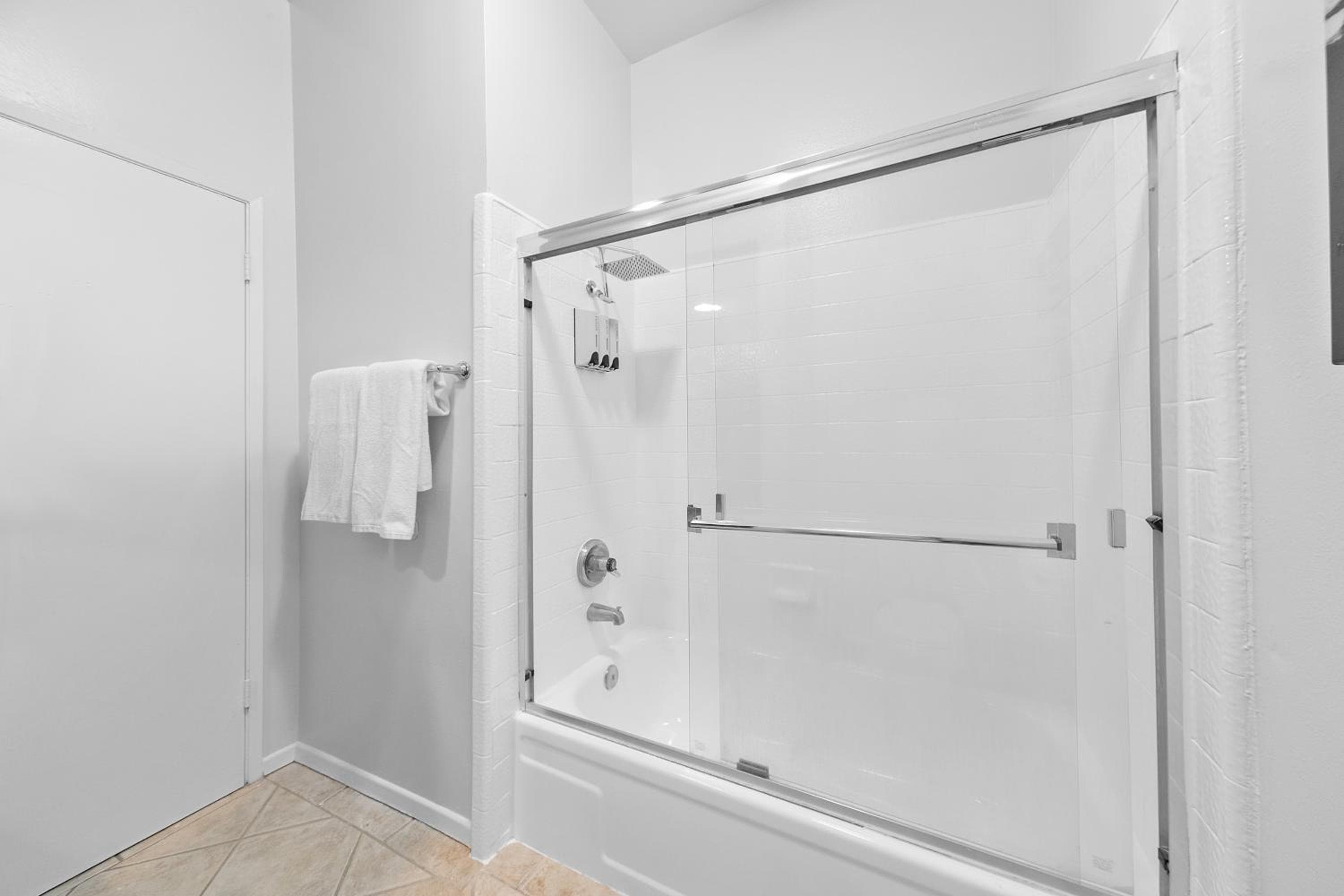 Beverly Hills Penthouse 2 BR Apt with Parking 407, Los Angeles, photo 5
